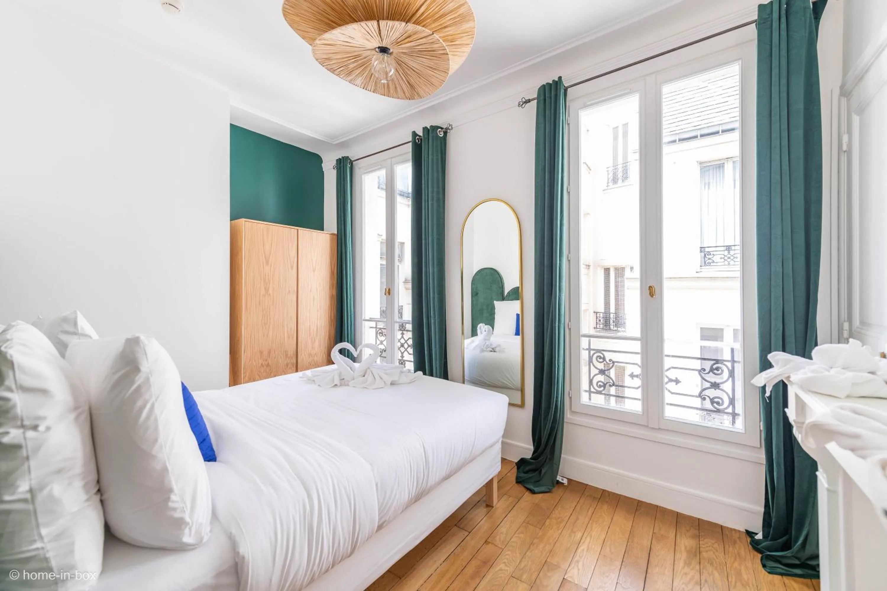 Bed in HotelHome Paris 16