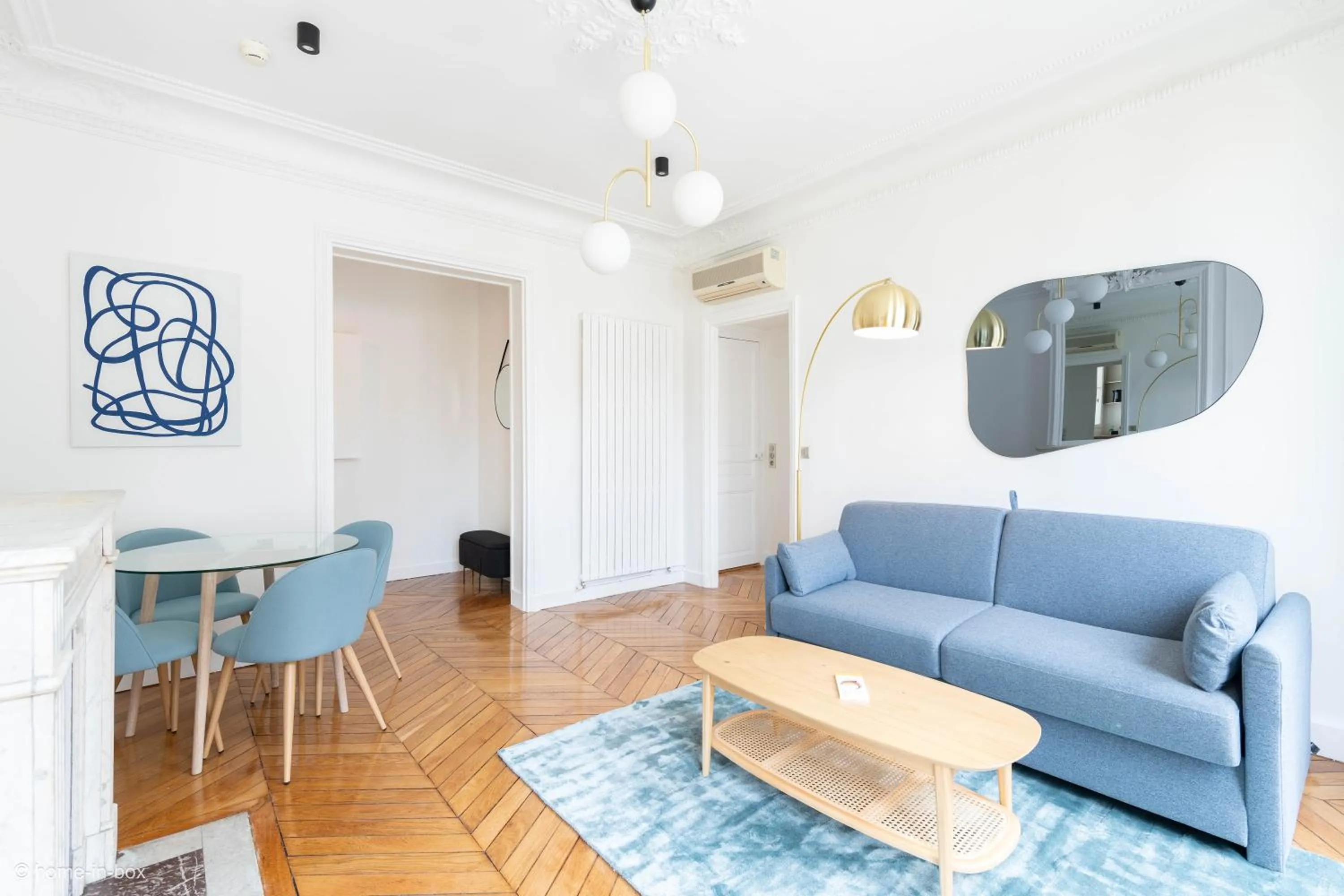 Seating area in HotelHome Paris 16