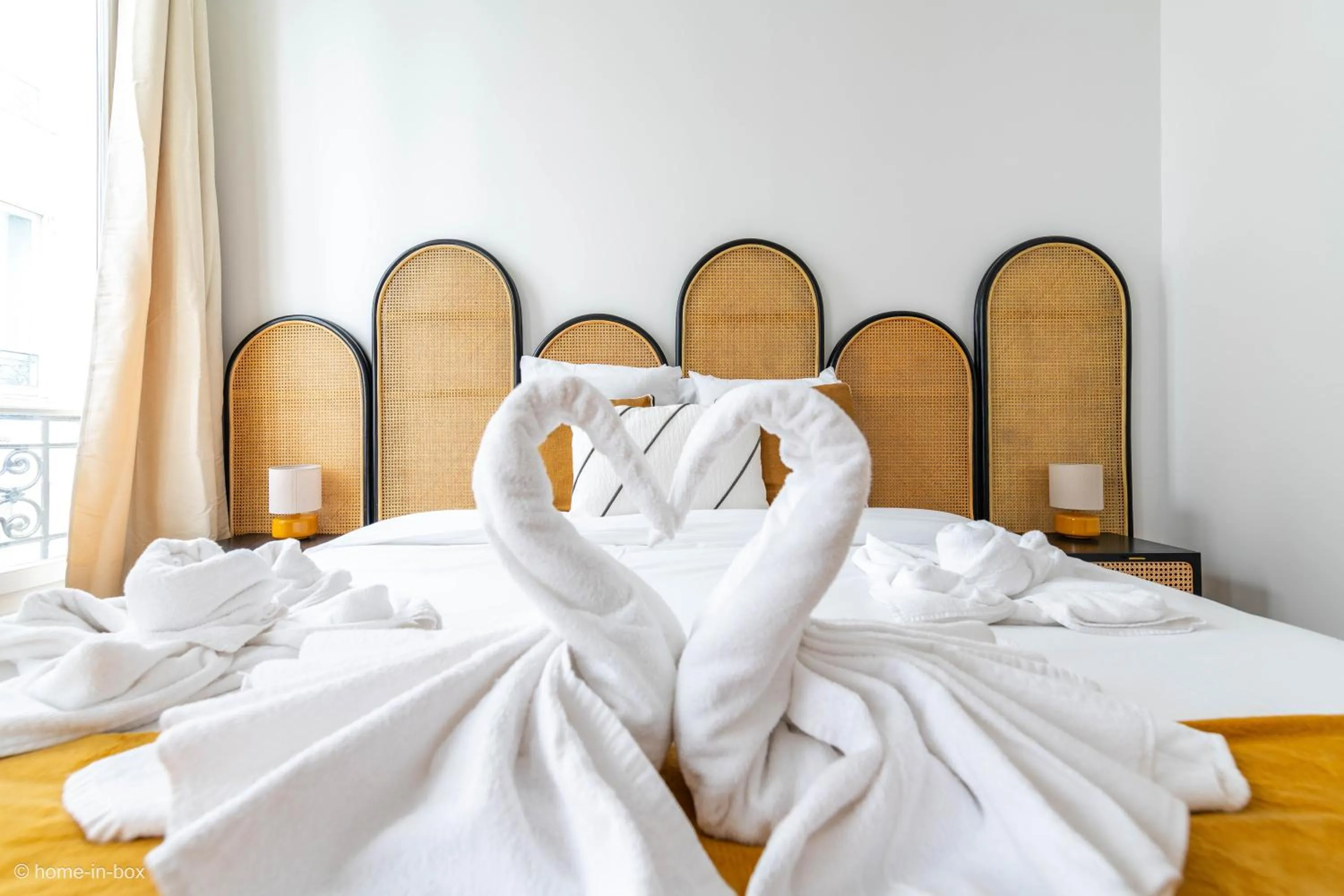 Bed in HotelHome Paris 16