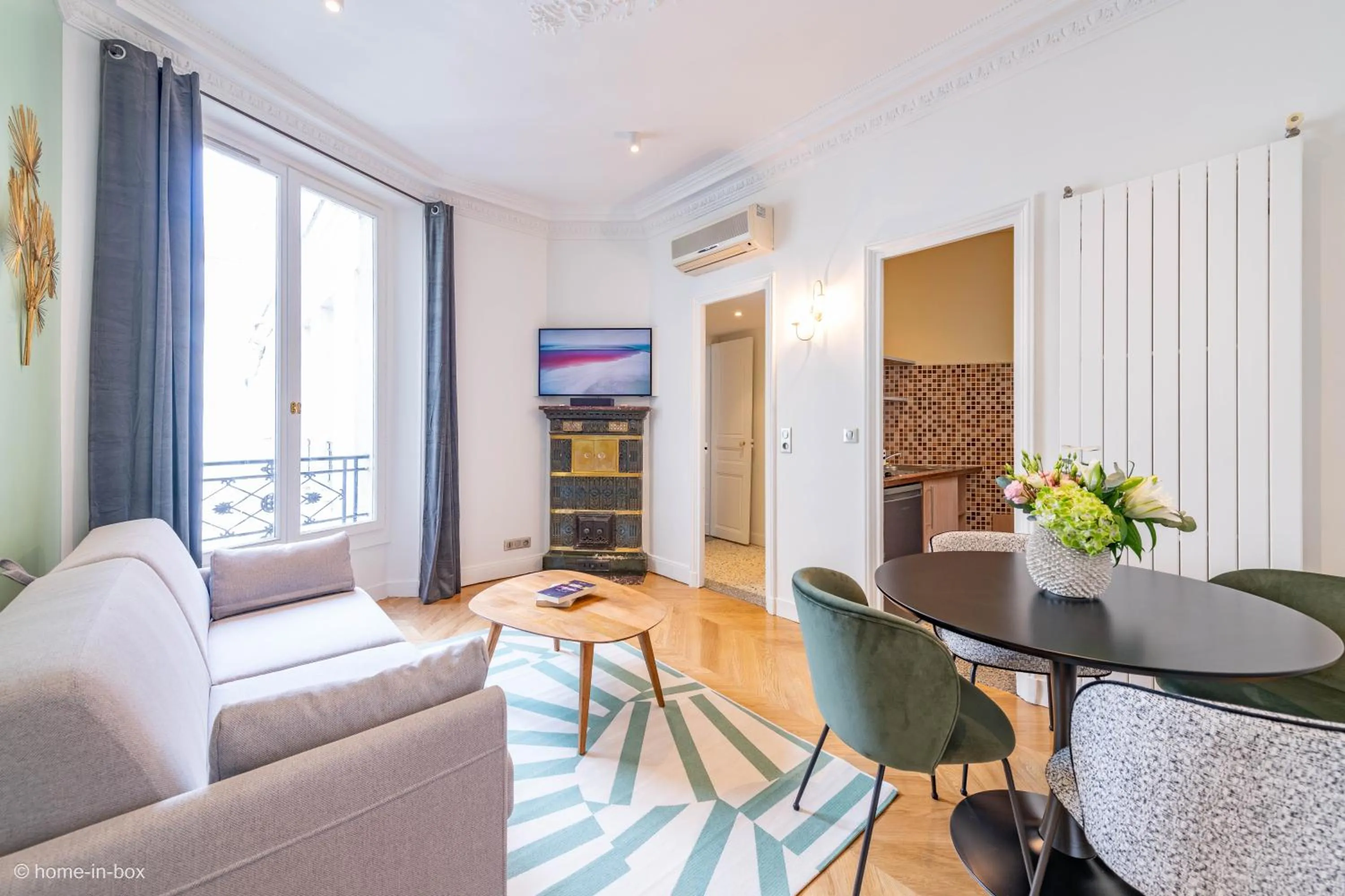 TV and multimedia in HotelHome Paris 16