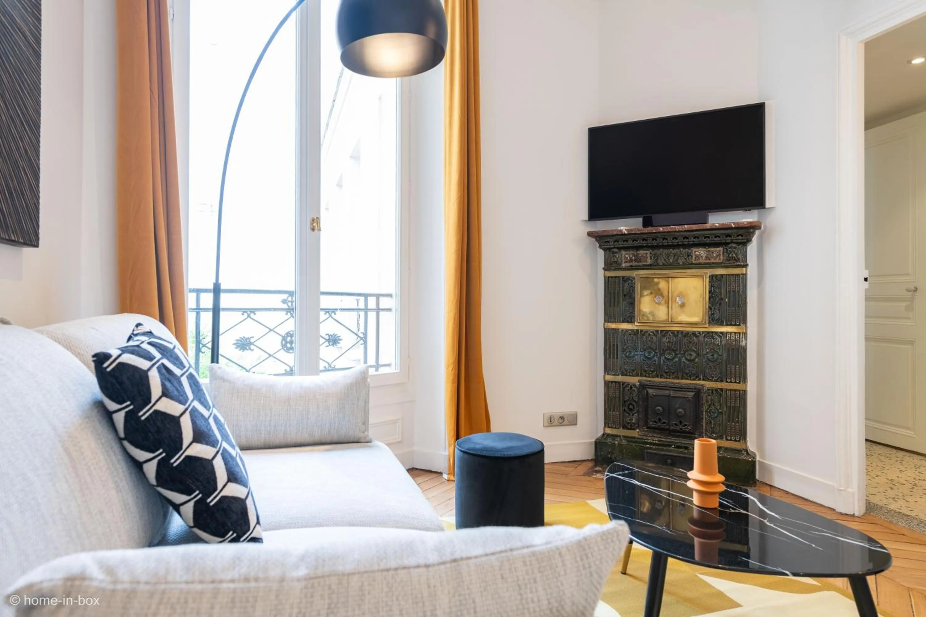 Communal lounge/ TV room in HotelHome Paris 16