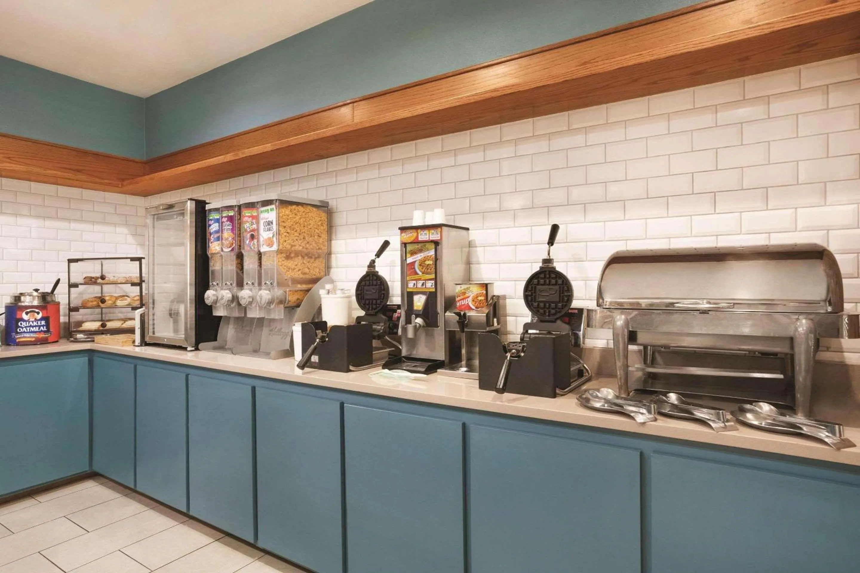 Breakfast in Country Inn & Suites by Radisson, Lewisville, TX