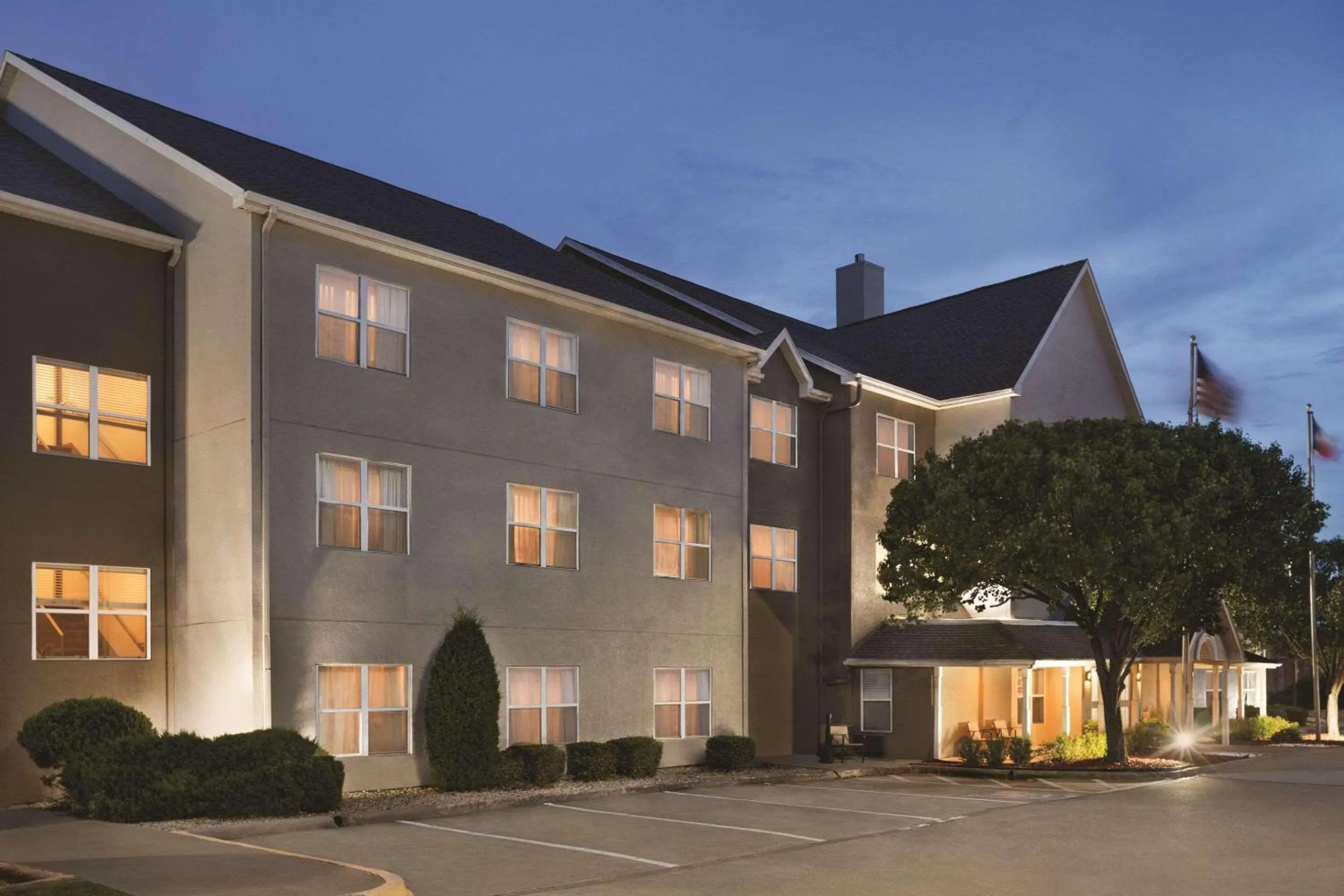 Property building in Country Inn & Suites by Radisson, Lewisville, TX