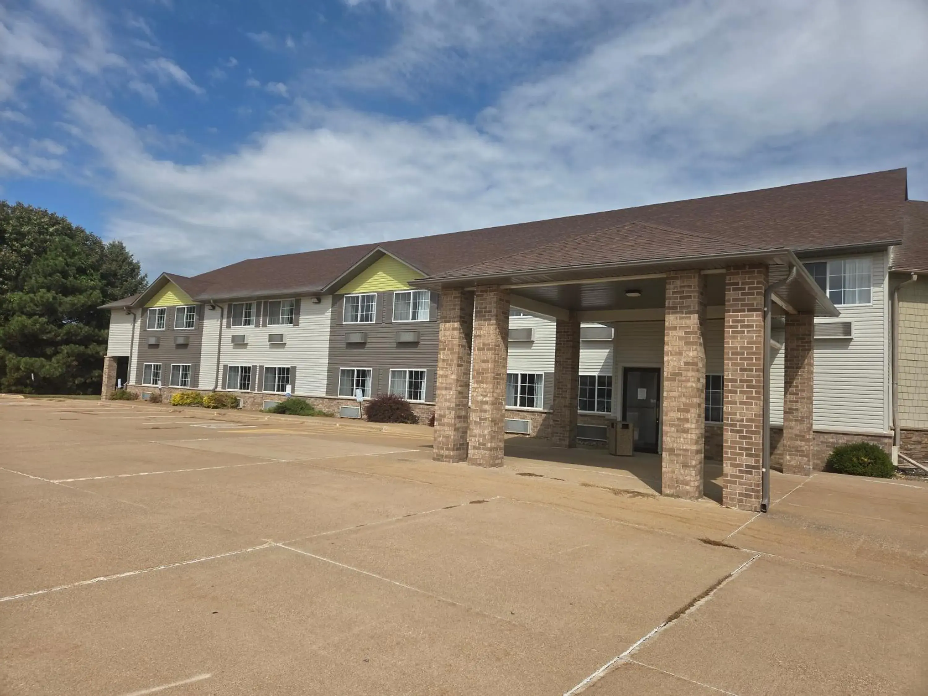 Property building in MainStay Suites LeClaire - Quad Cities Property building in MainStay Suites LeClaire - Quad Cities