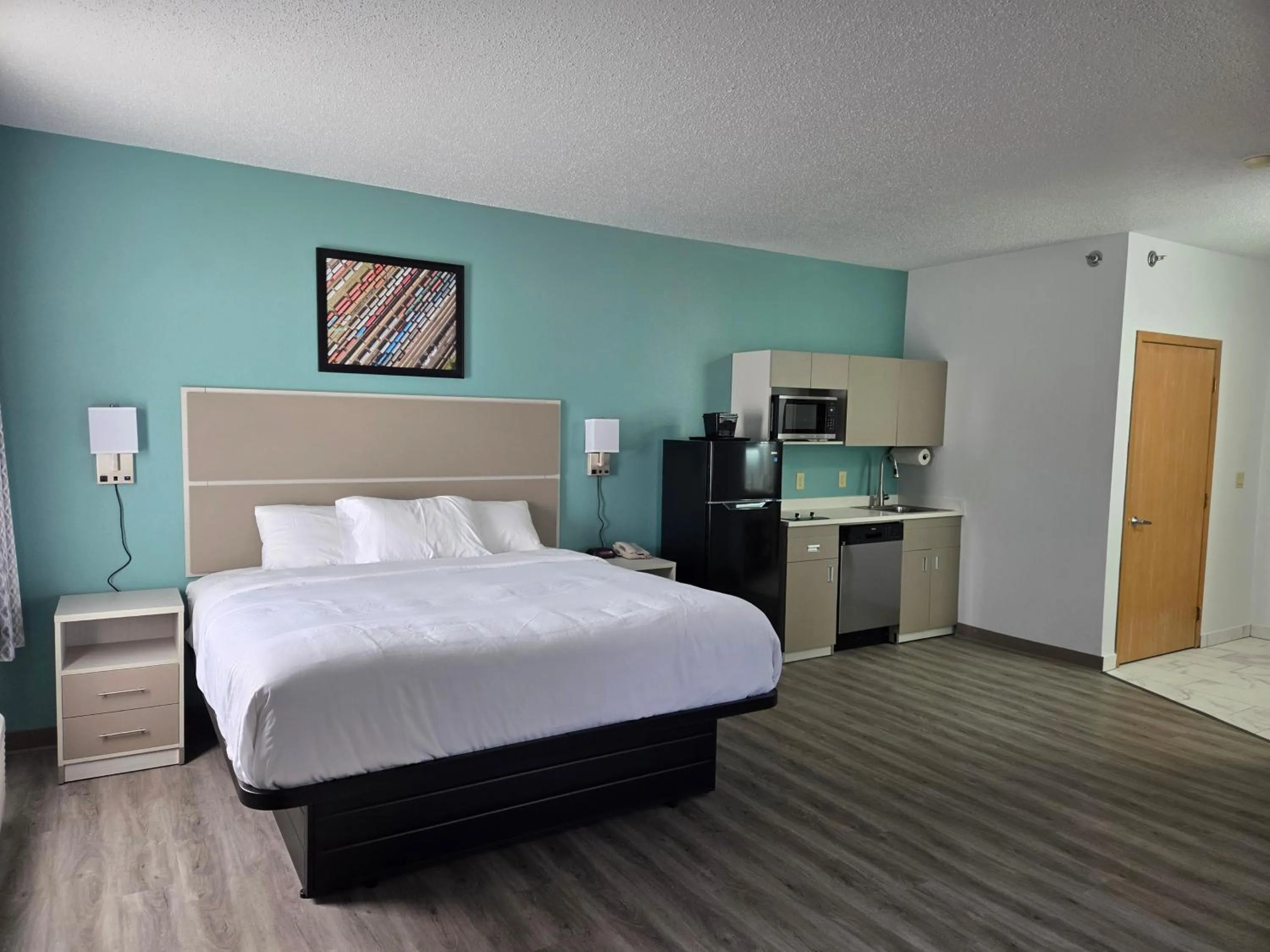 Bed in MainStay Suites LeClaire - Quad Cities