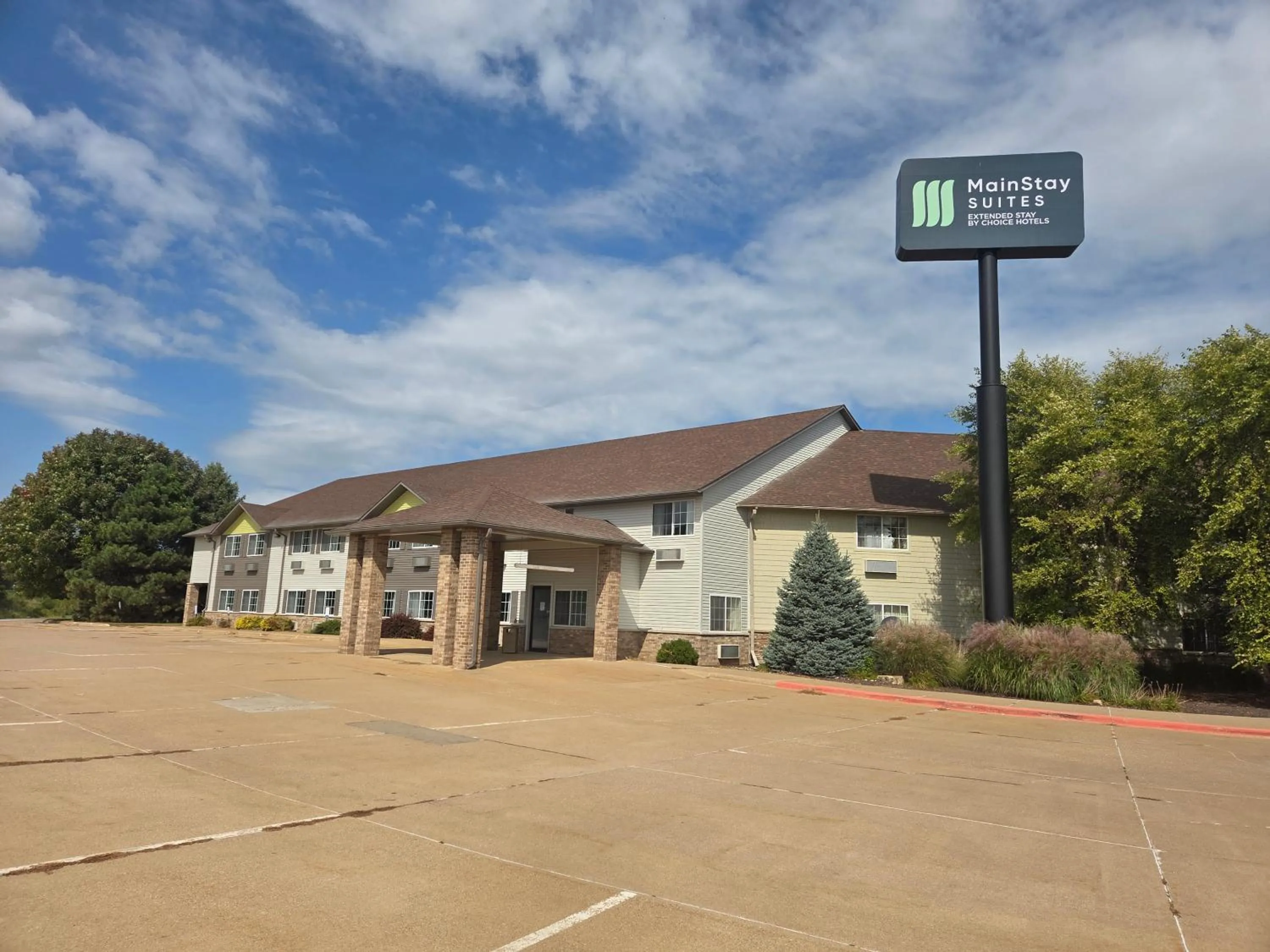 Property building in MainStay Suites LeClaire - Quad Cities