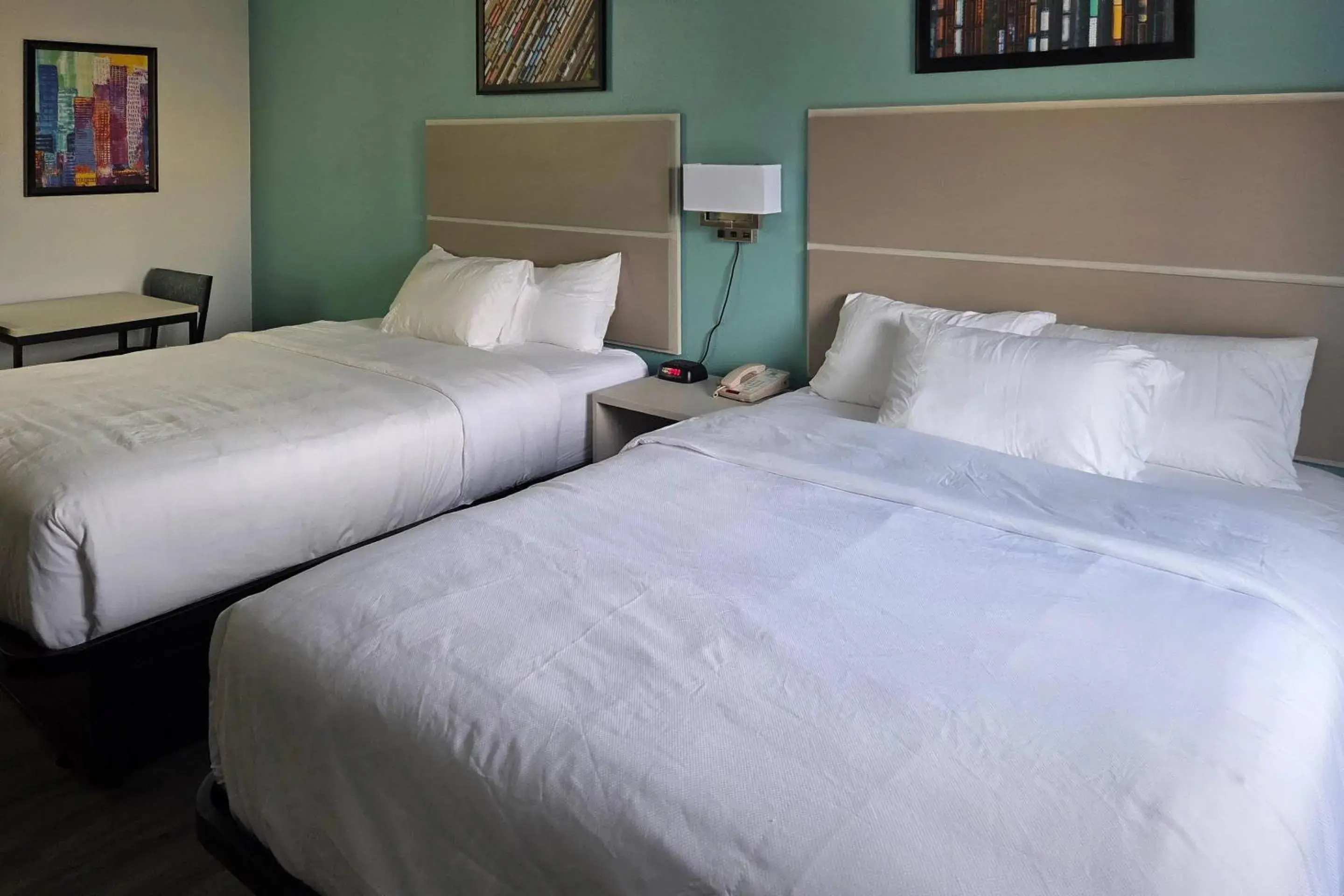 Bedroom, Bed in MainStay Suites LeClaire - Quad Cities Bedroom, Bed in MainStay Suites LeClaire - Quad Cities