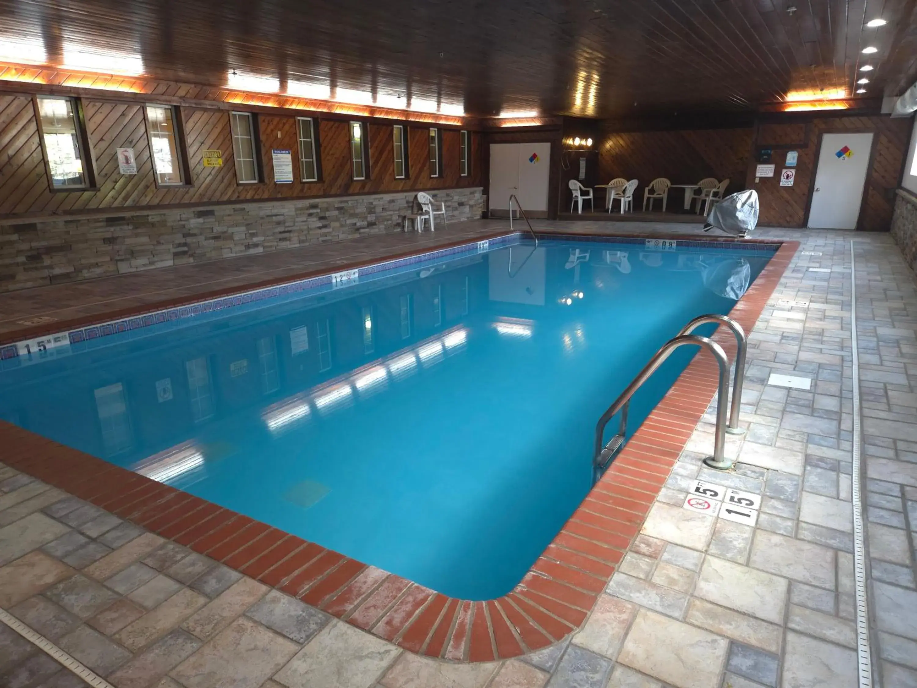 Swimming pool in MainStay Suites LeClaire - Quad Cities Swimming pool in MainStay Suites LeClaire - Quad Cities