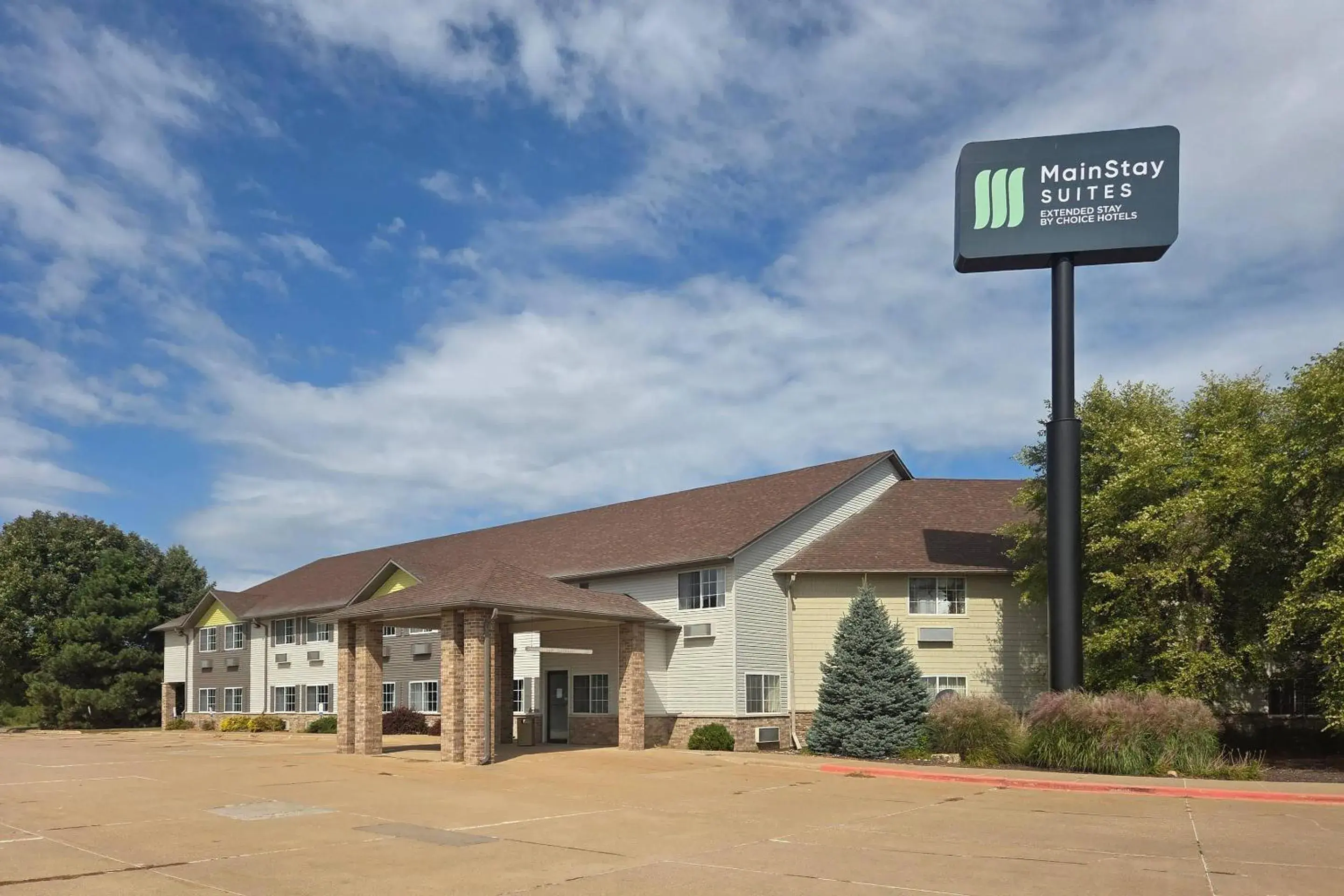 Property building in MainStay Suites LeClaire - Quad Cities Property building in MainStay Suites LeClaire - Quad Cities