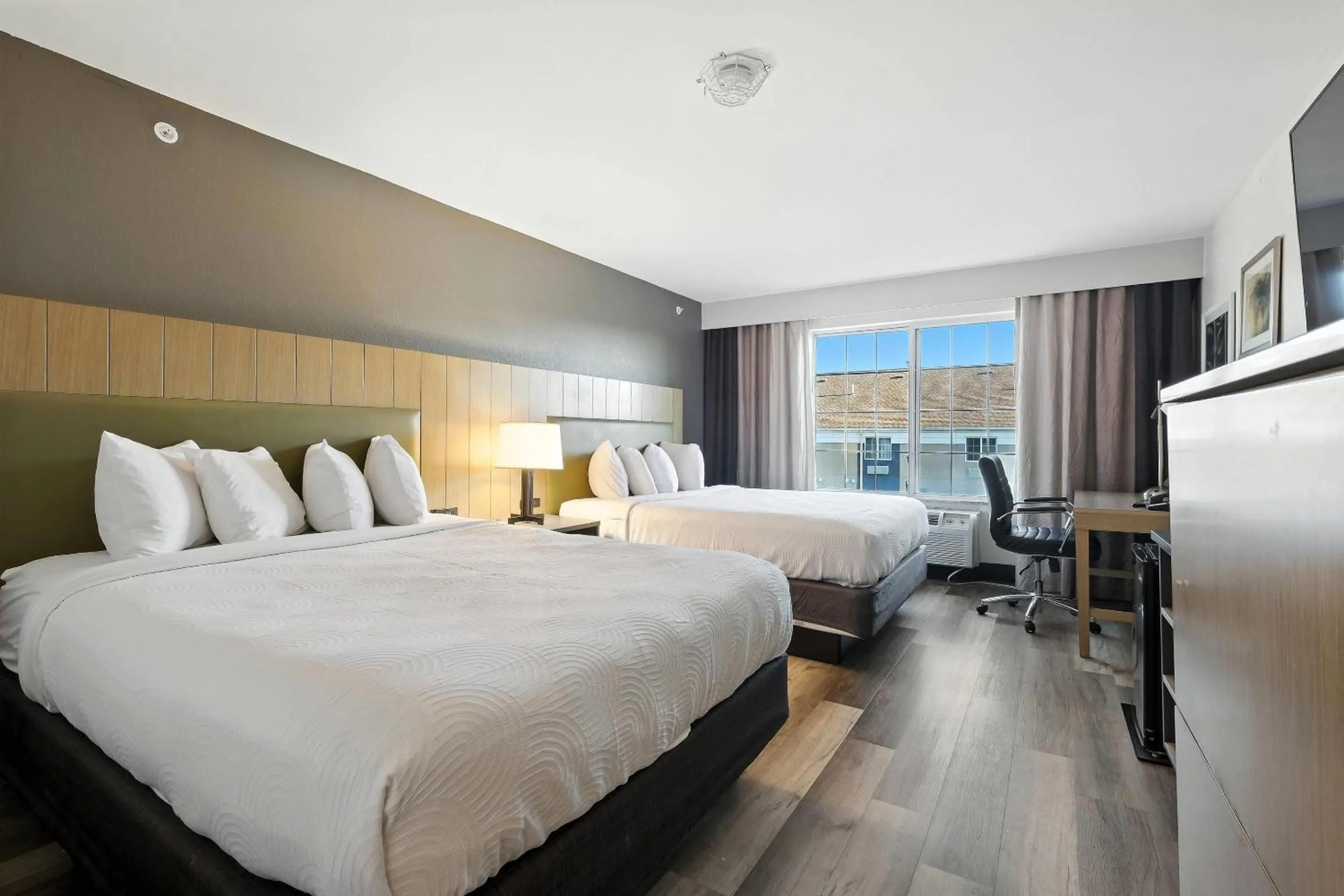 Bedroom, Bed in Country Inn & Suites by Radisson, Merrillville, IN