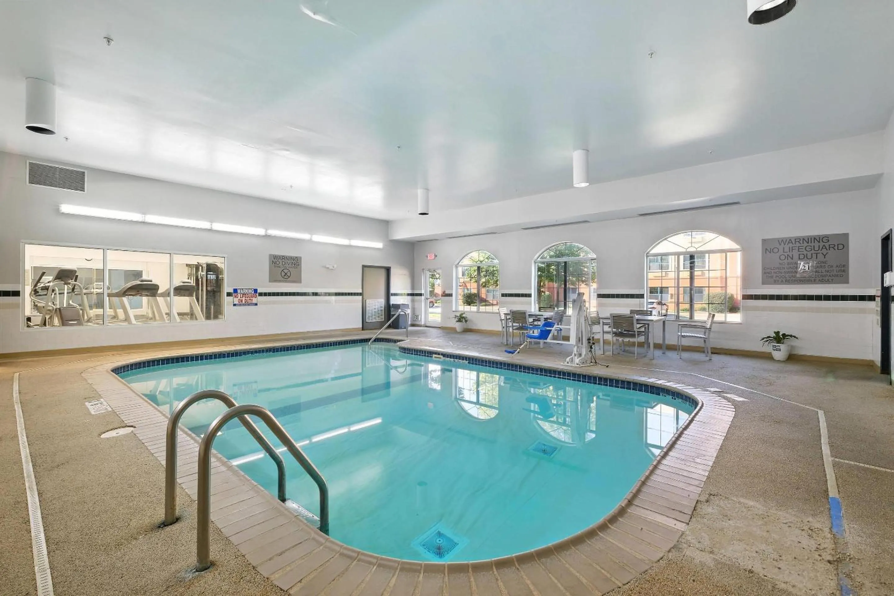 Swimming pool in Country Inn & Suites by Radisson, Merrillville, IN