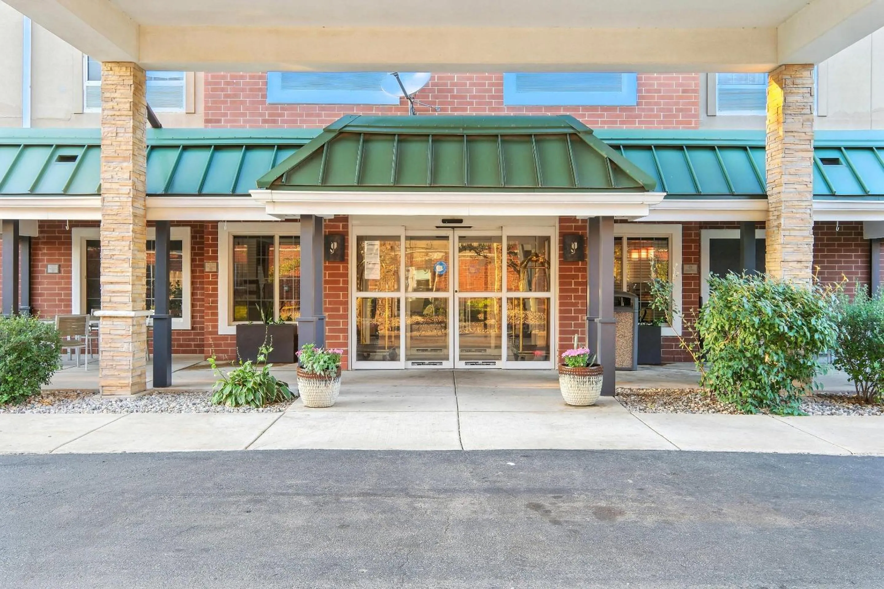 Property building in Country Inn & Suites by Radisson, Merrillville, IN