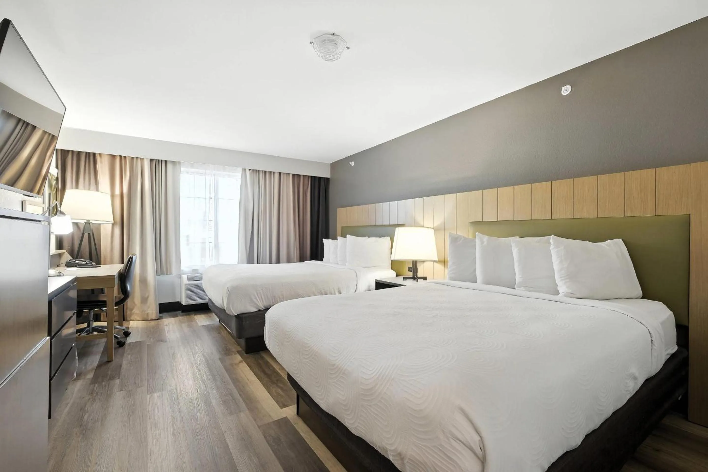 Bedroom, Bed in Country Inn & Suites by Radisson, Merrillville, IN