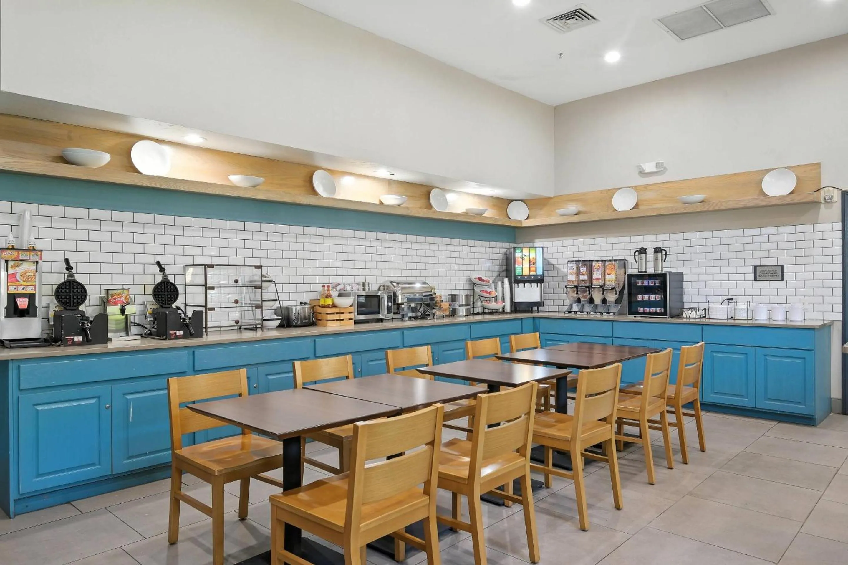 Breakfast in Country Inn & Suites by Radisson, Merrillville, IN