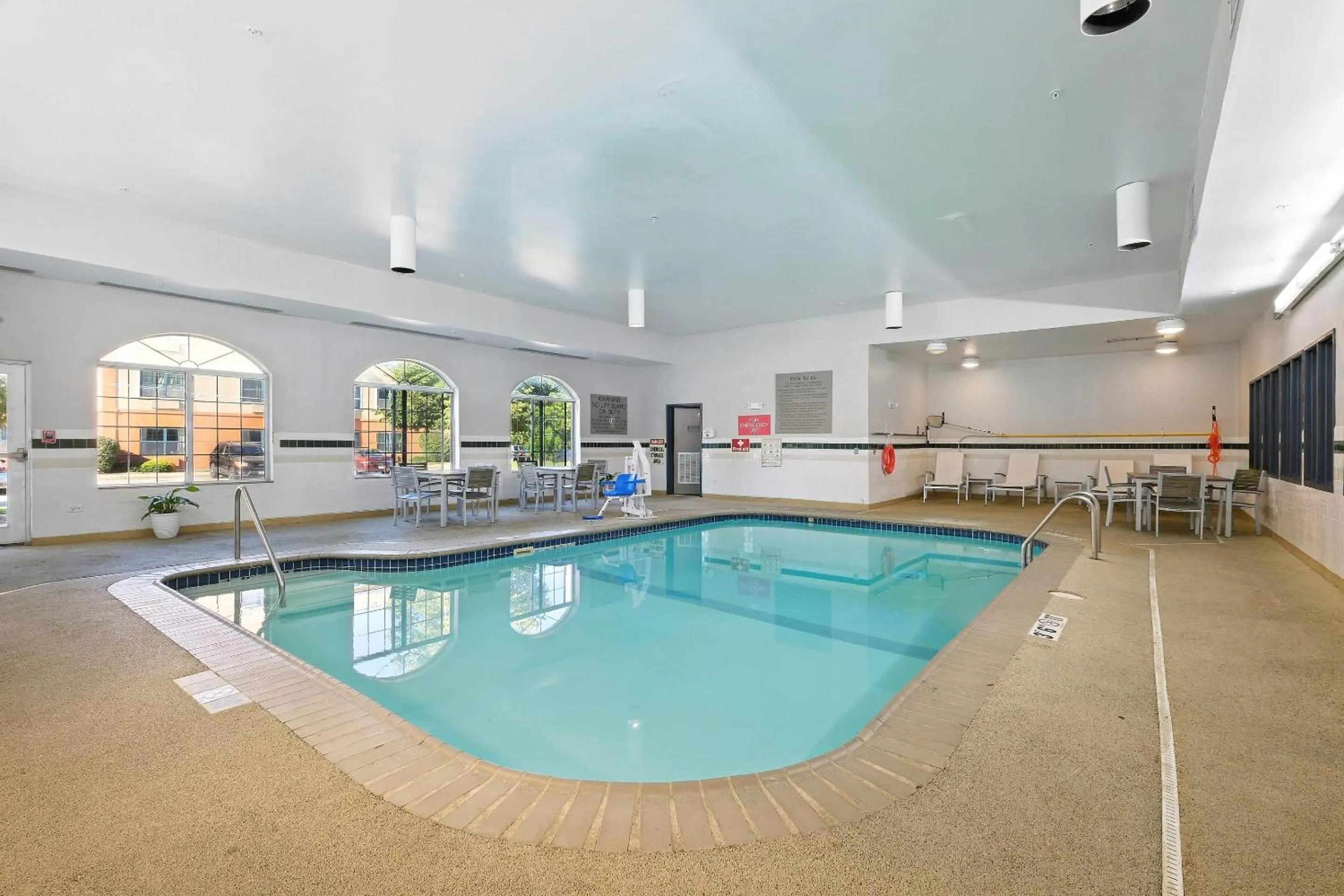 Swimming pool in Country Inn & Suites by Radisson, Merrillville, IN