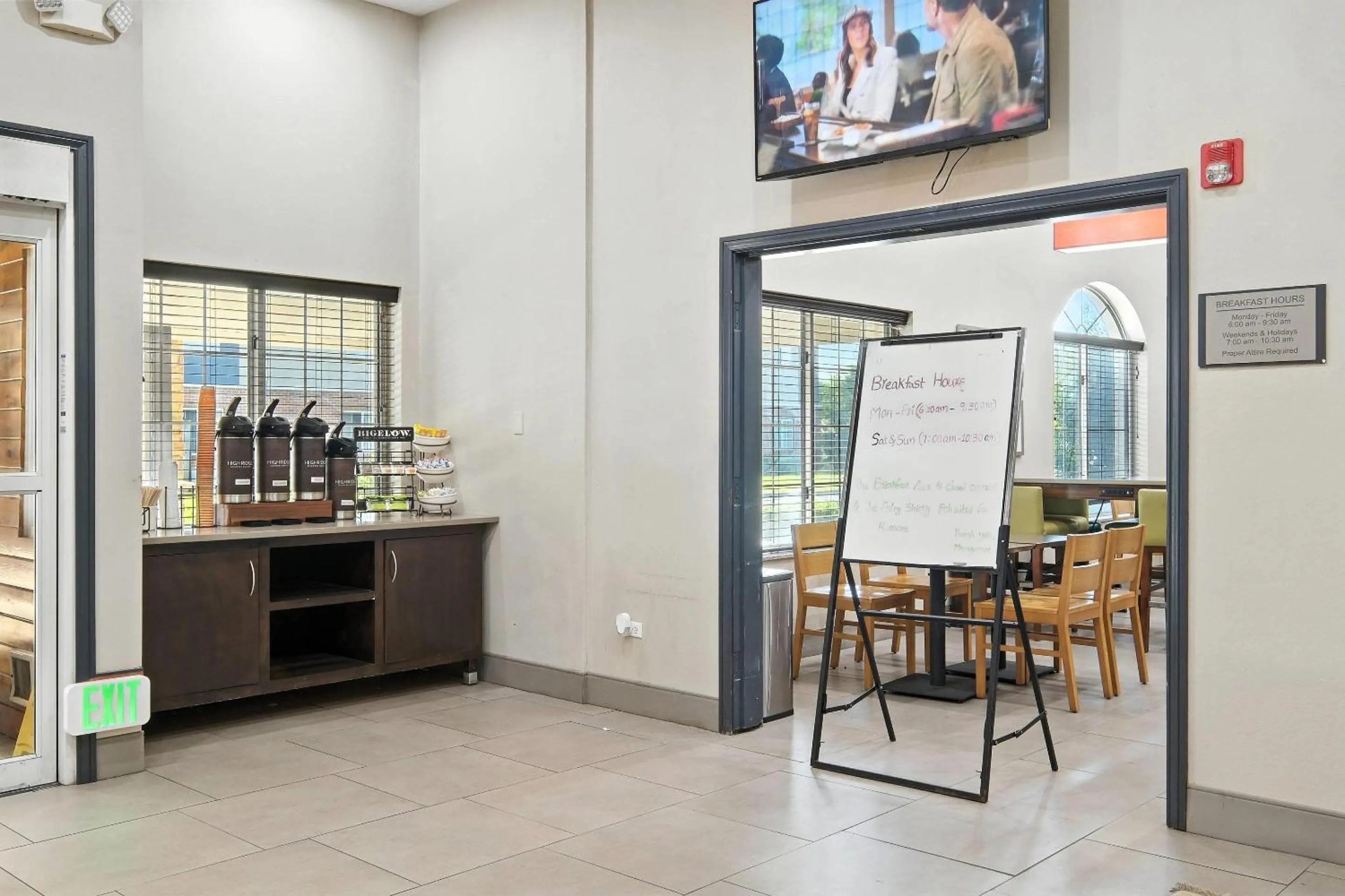 Breakfast in Country Inn & Suites by Radisson, Merrillville, IN