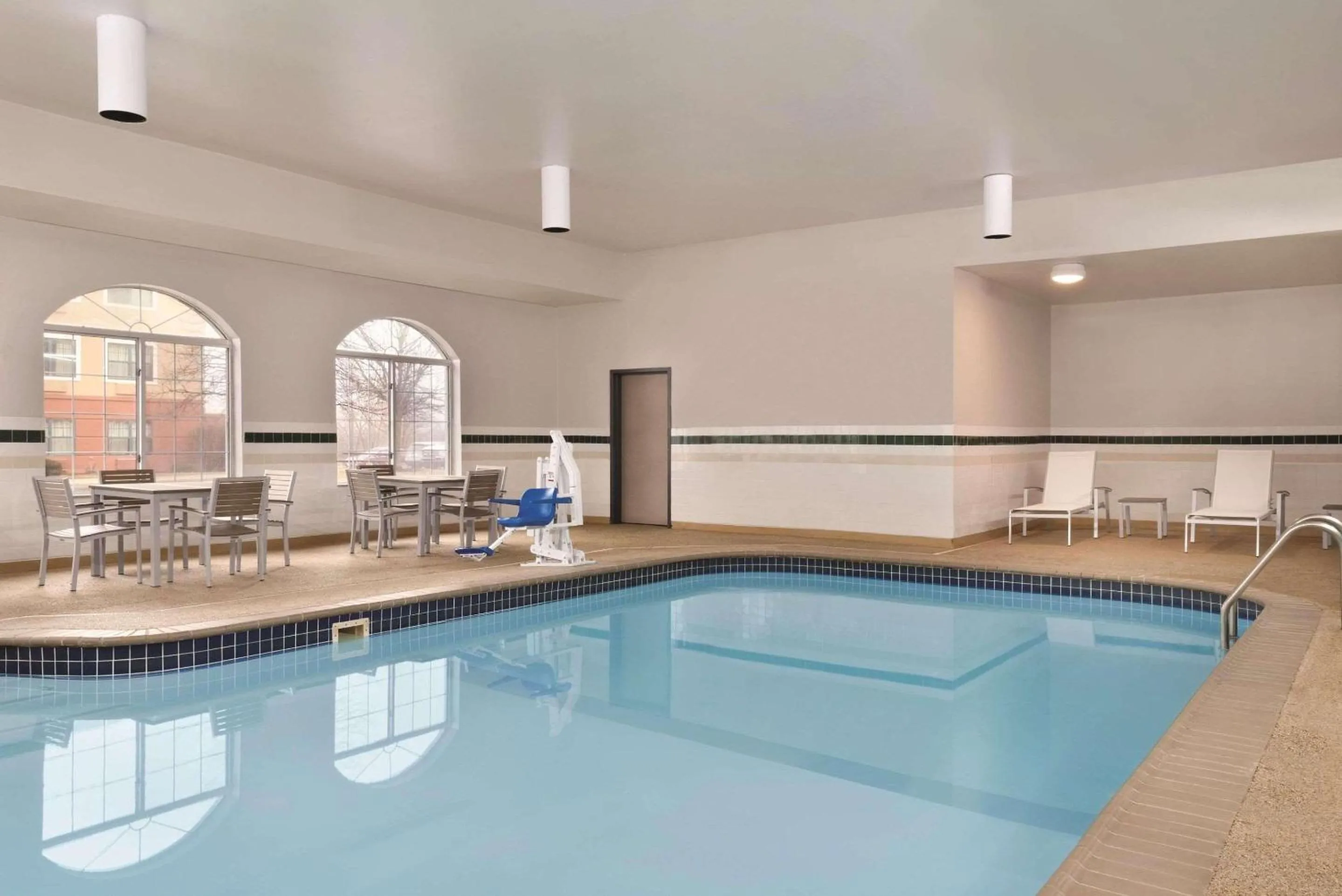 Swimming pool in Country Inn & Suites by Radisson, Merrillville, IN