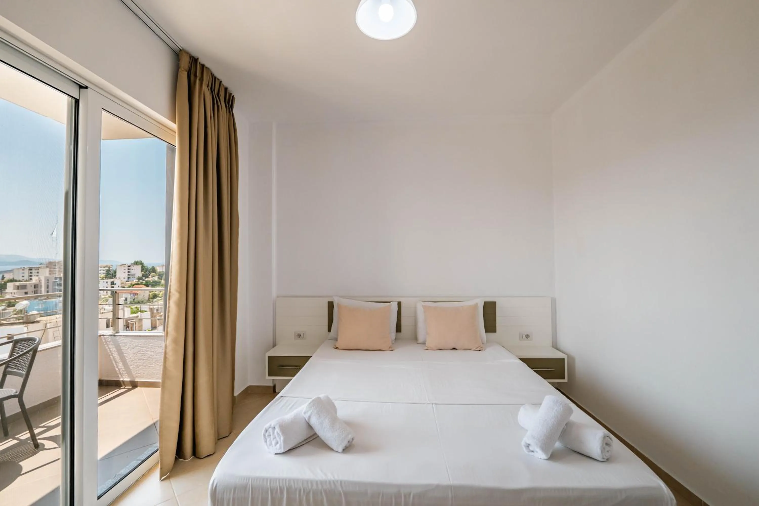 Balcony/Terrace, Bed in Sunshine Hotel