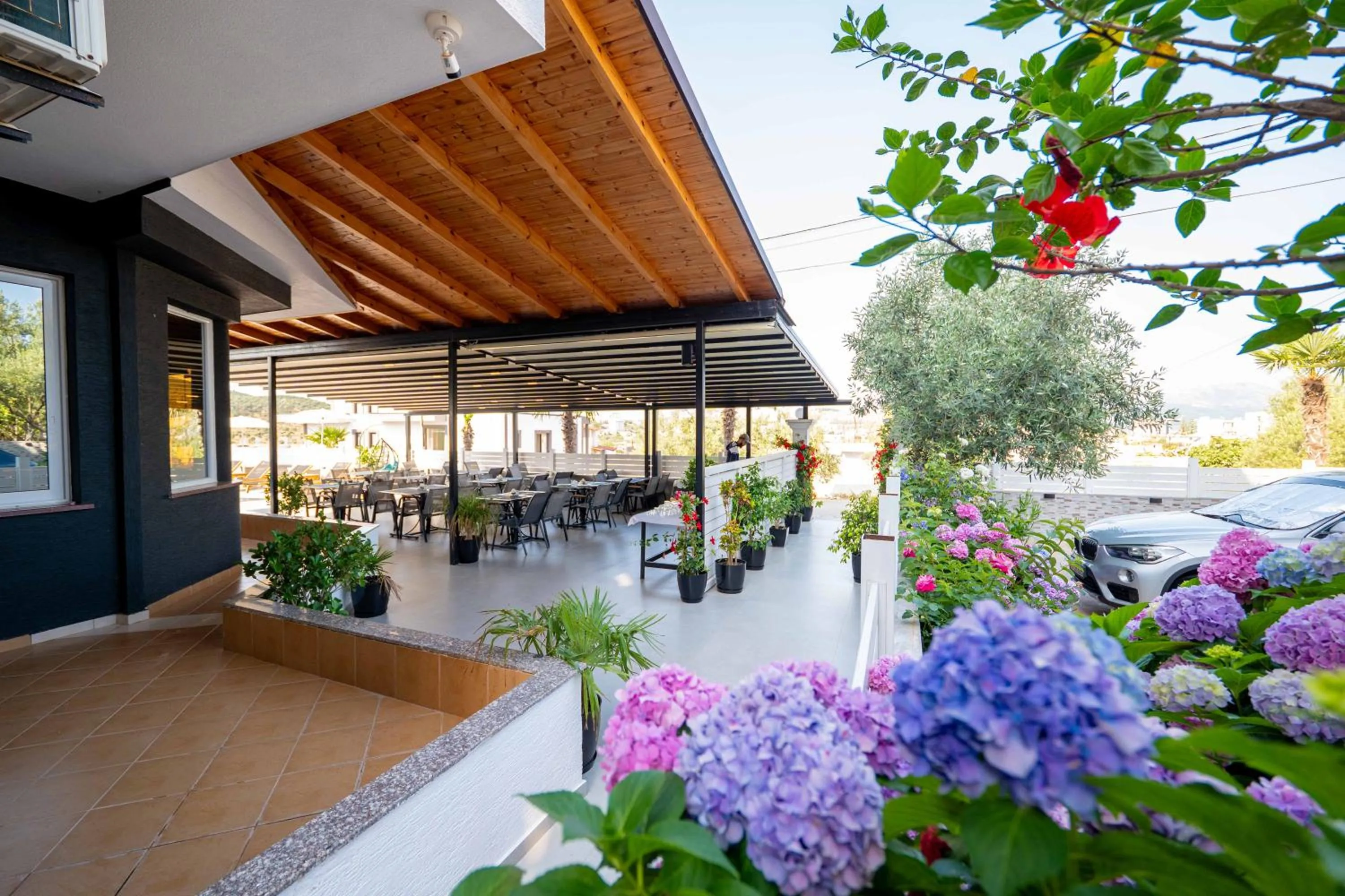 Restaurant/places to eat in Sunshine Hotel