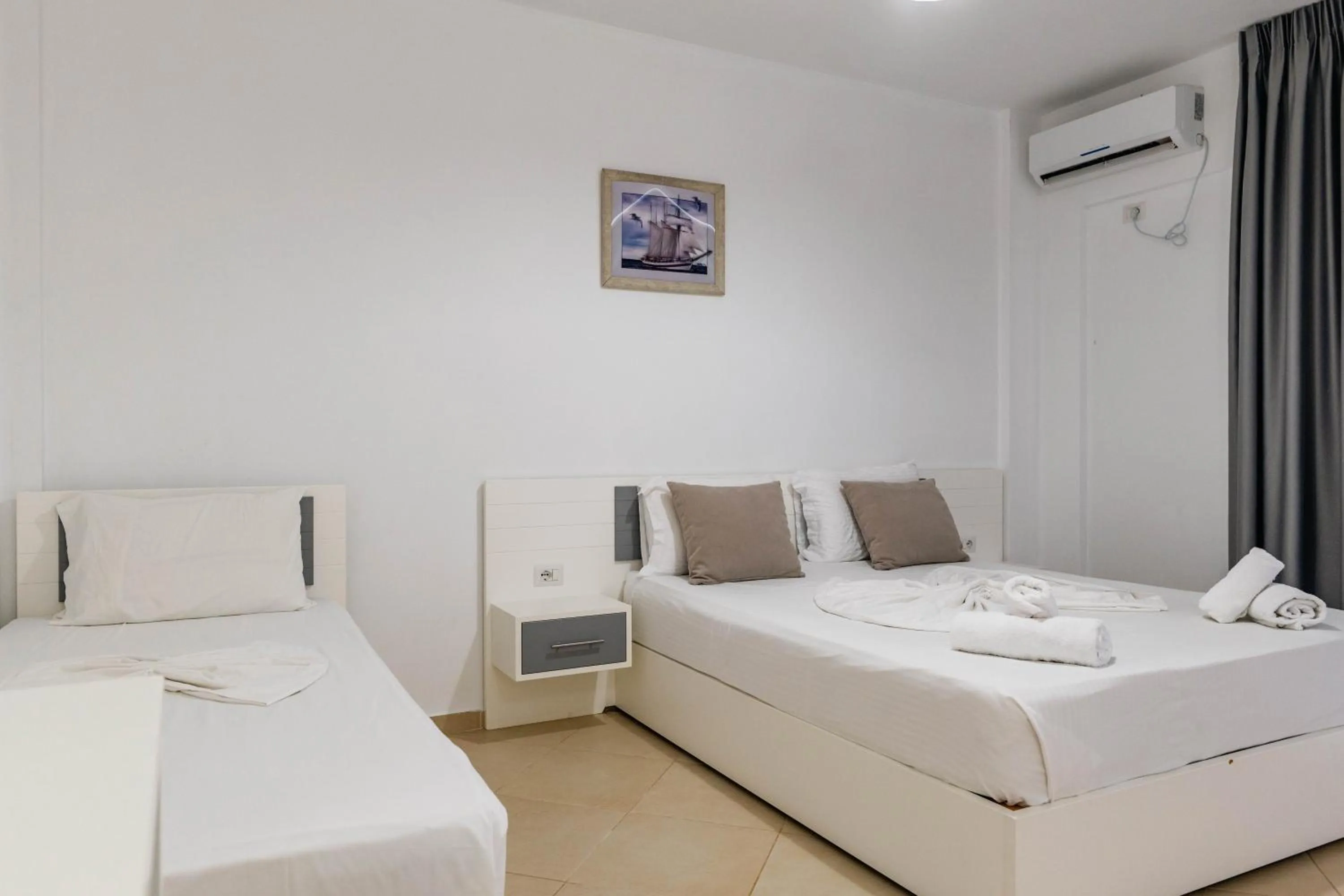 Photo of the whole room, Bed in Sunshine Hotel