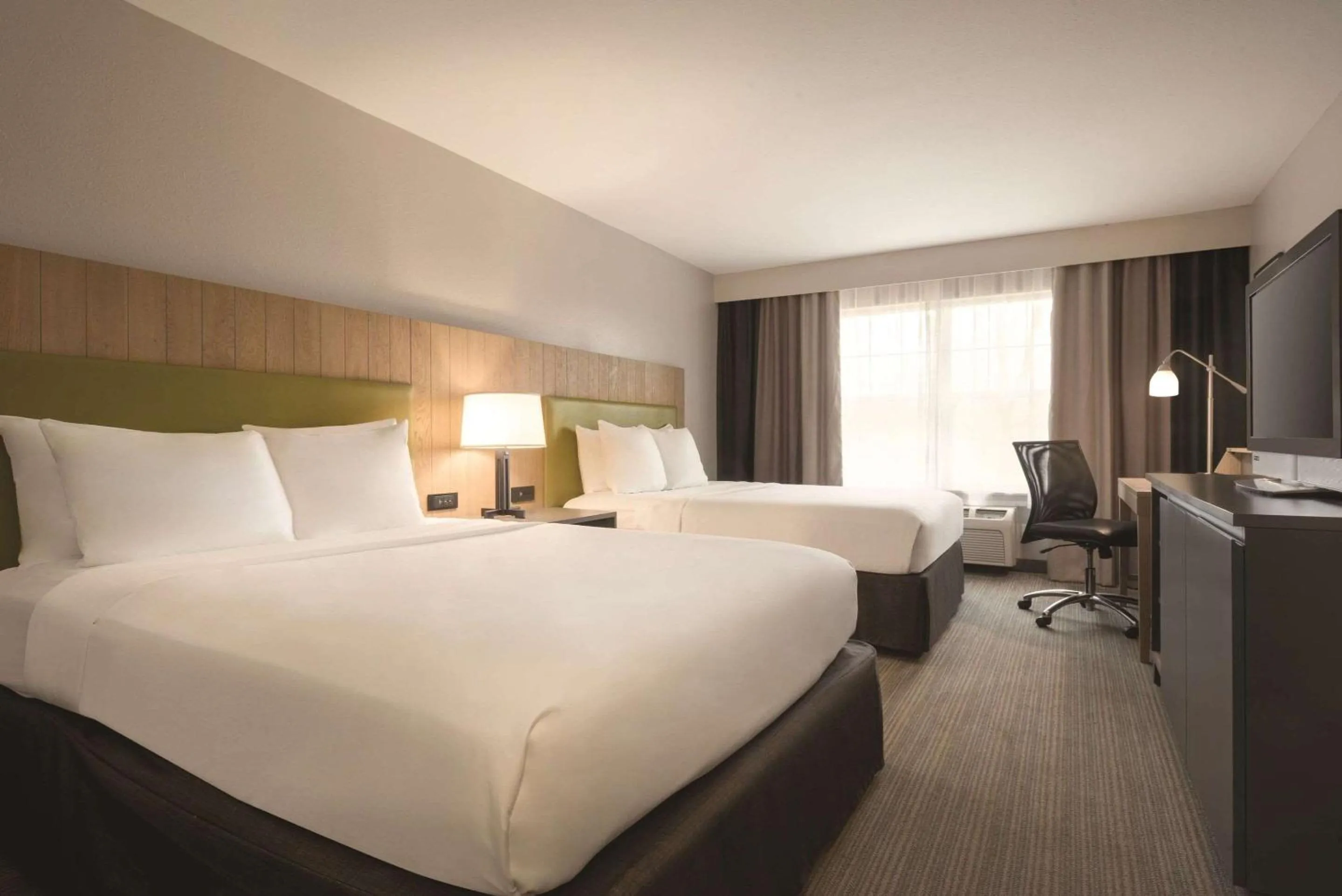 Bedroom, Bed in Country Inn & Suites by Radisson, Germantown, WI