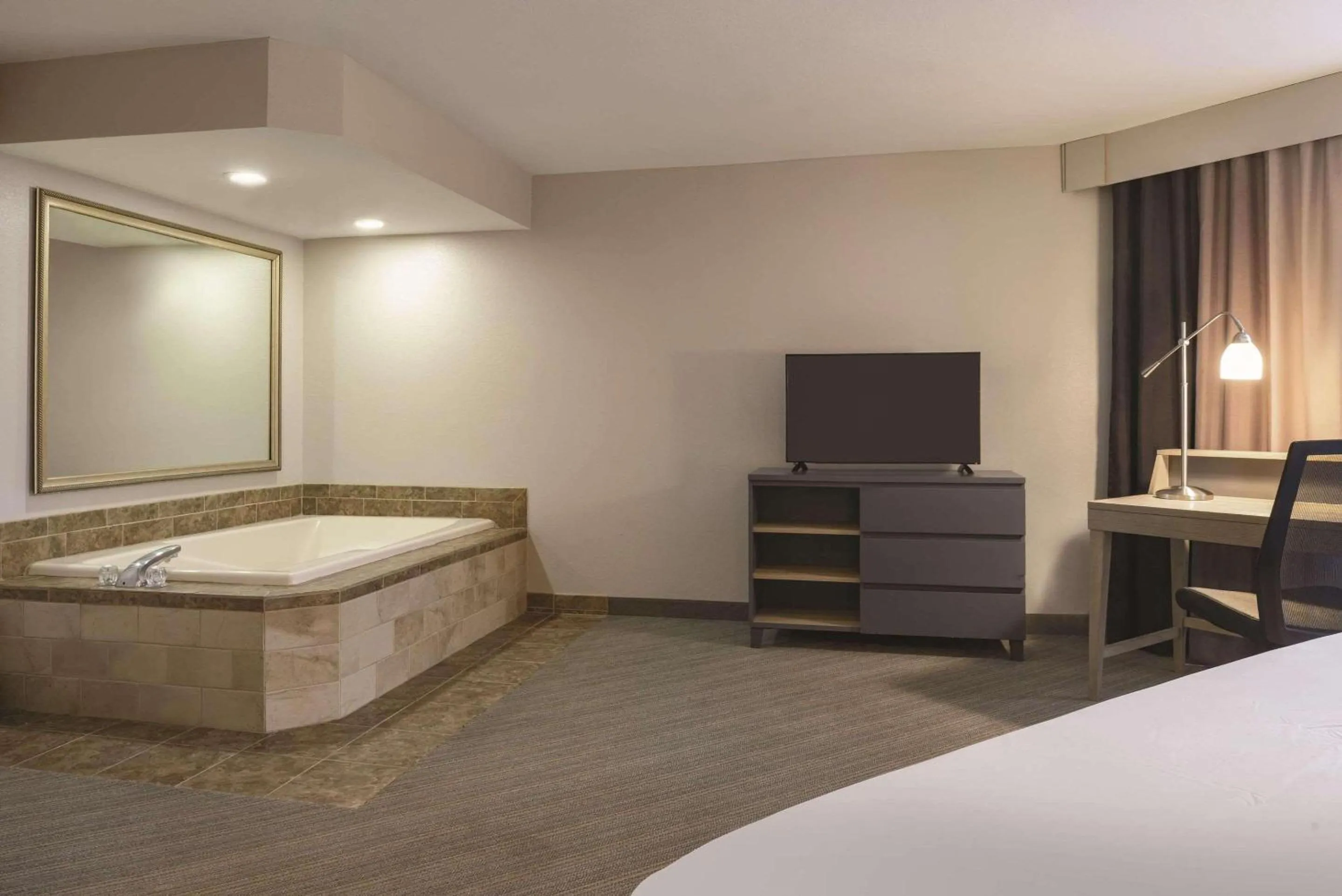 Bedroom, Bed in Country Inn & Suites by Radisson, Germantown, WI