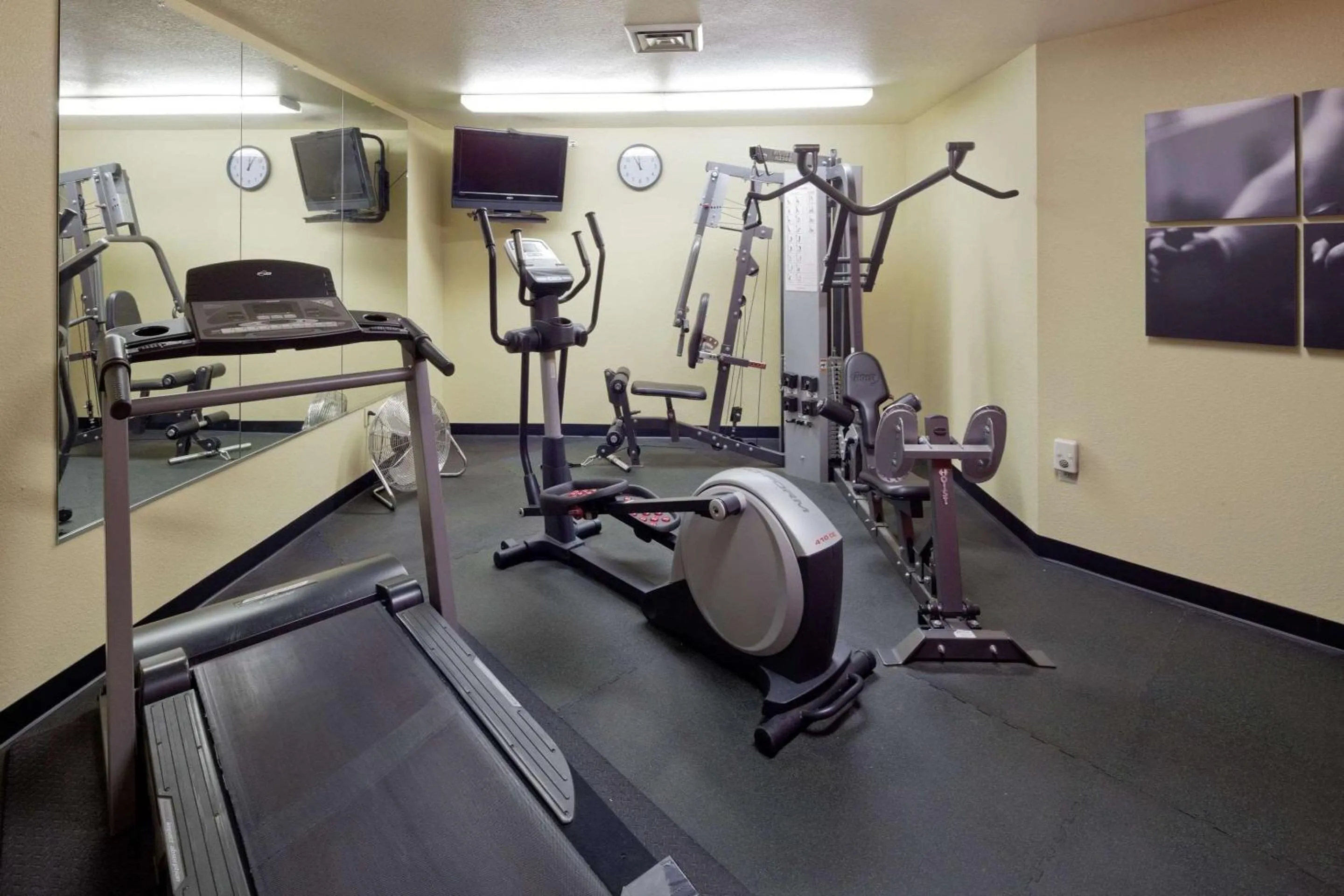 Fitness centre/facilities in Country Inn & Suites by Radisson, Germantown, WI