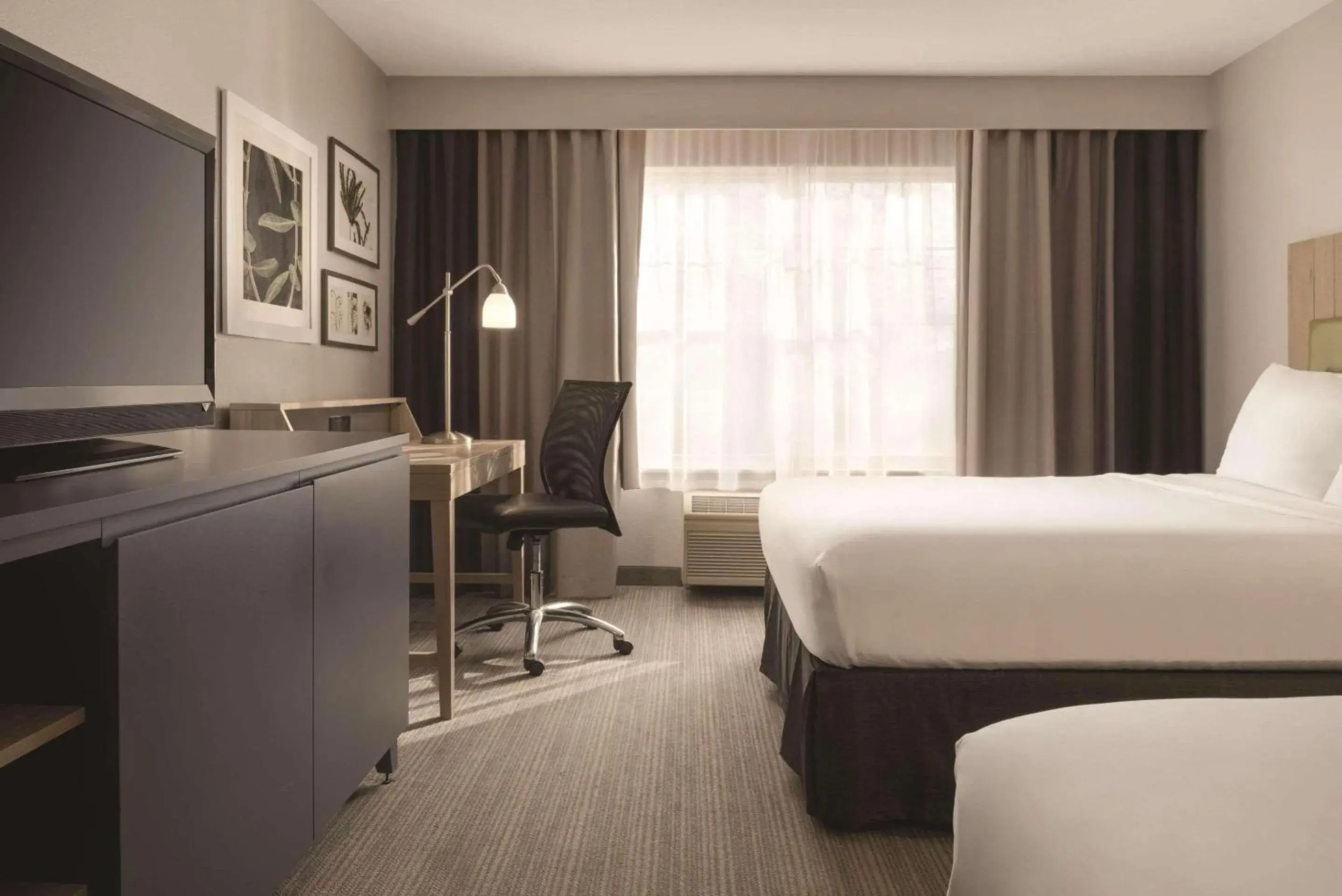 Bedroom, Bed in Country Inn & Suites by Radisson, Germantown, WI Bedroom, Bed in Country Inn & Suites by Radisson, Germantown, WI