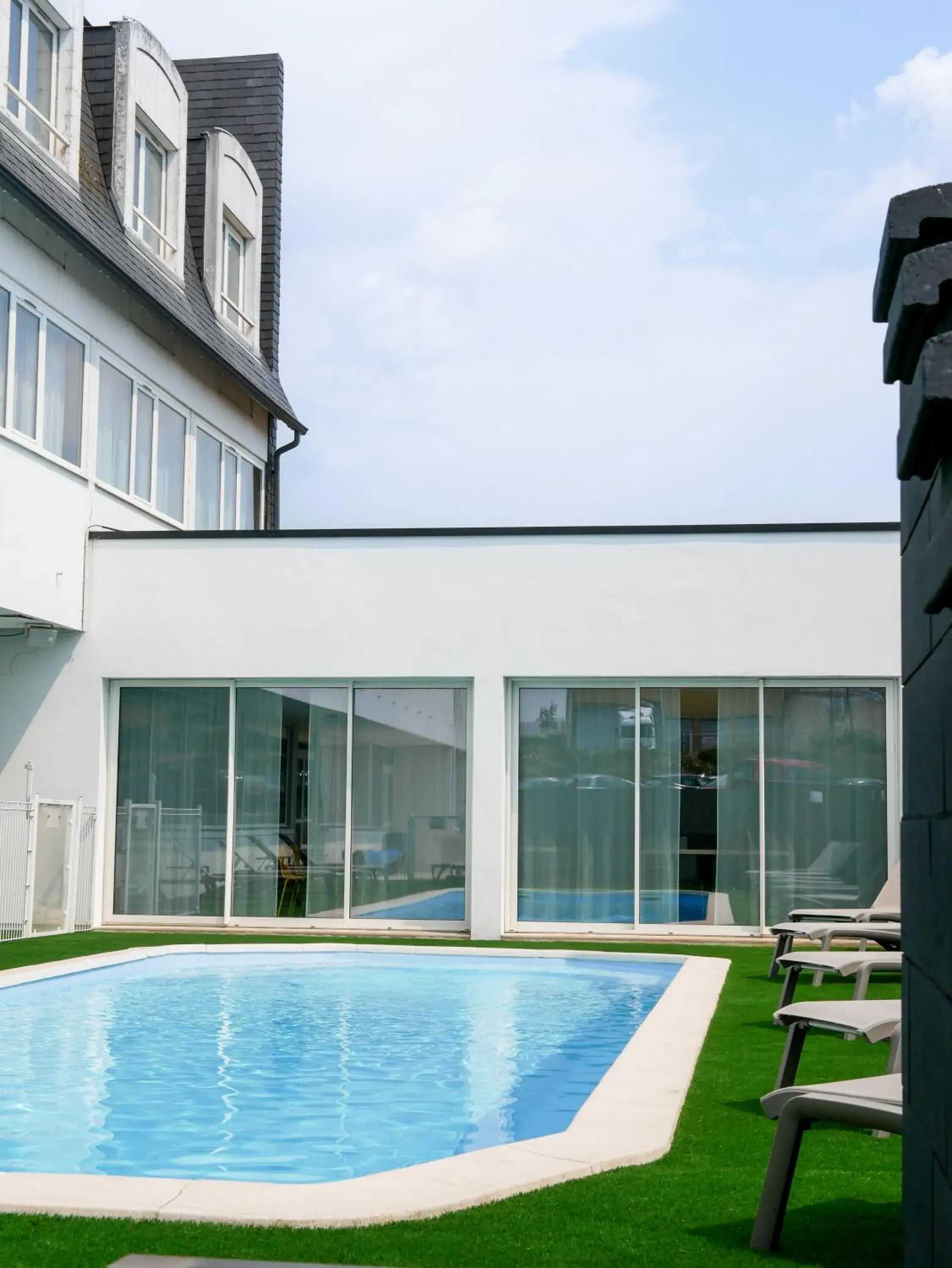 Swimming pool in ibis Styles Poitiers Nord Swimming pool in ibis Styles Poitiers Nord