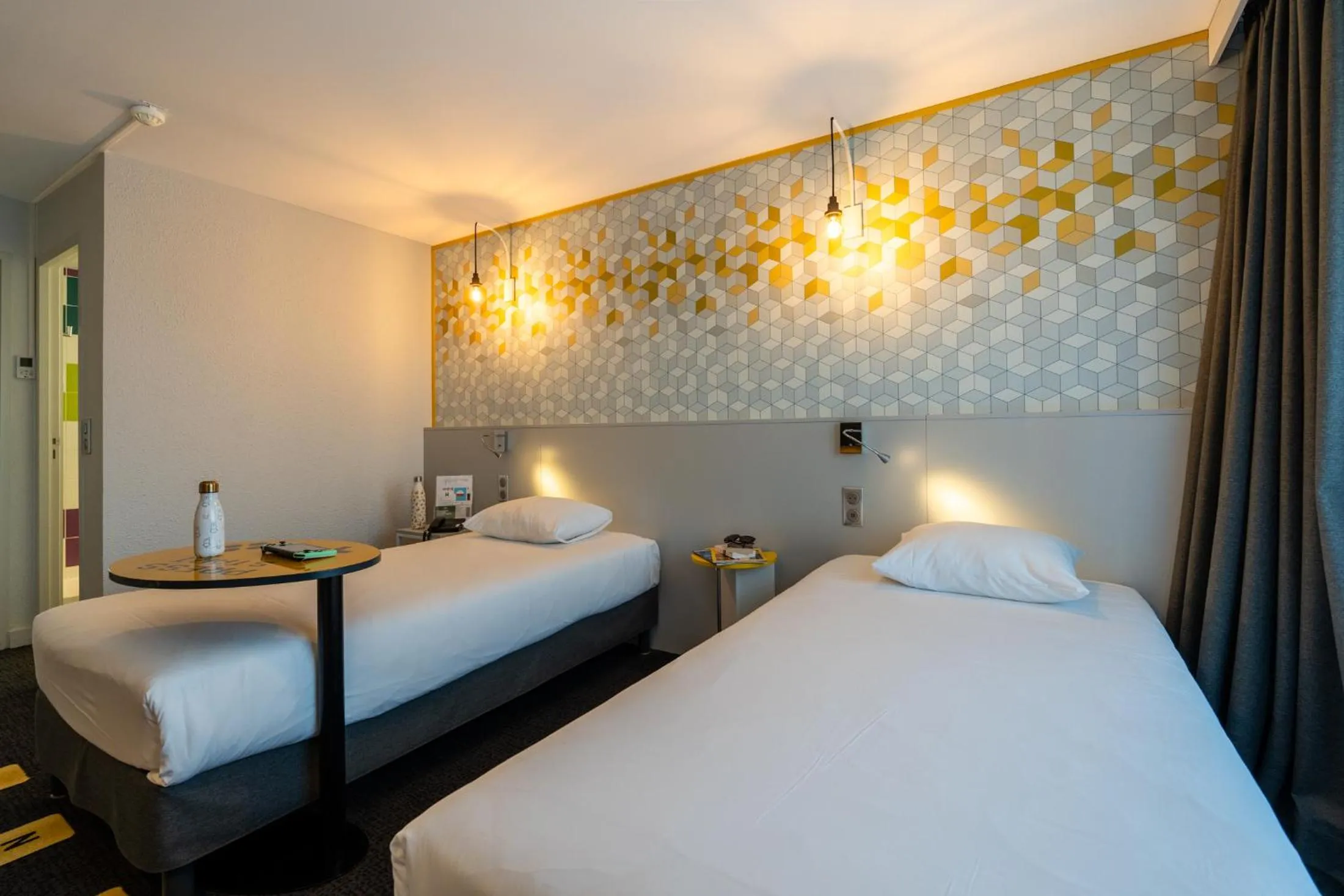 Bedroom, Bed in ibis Styles Poitiers Nord