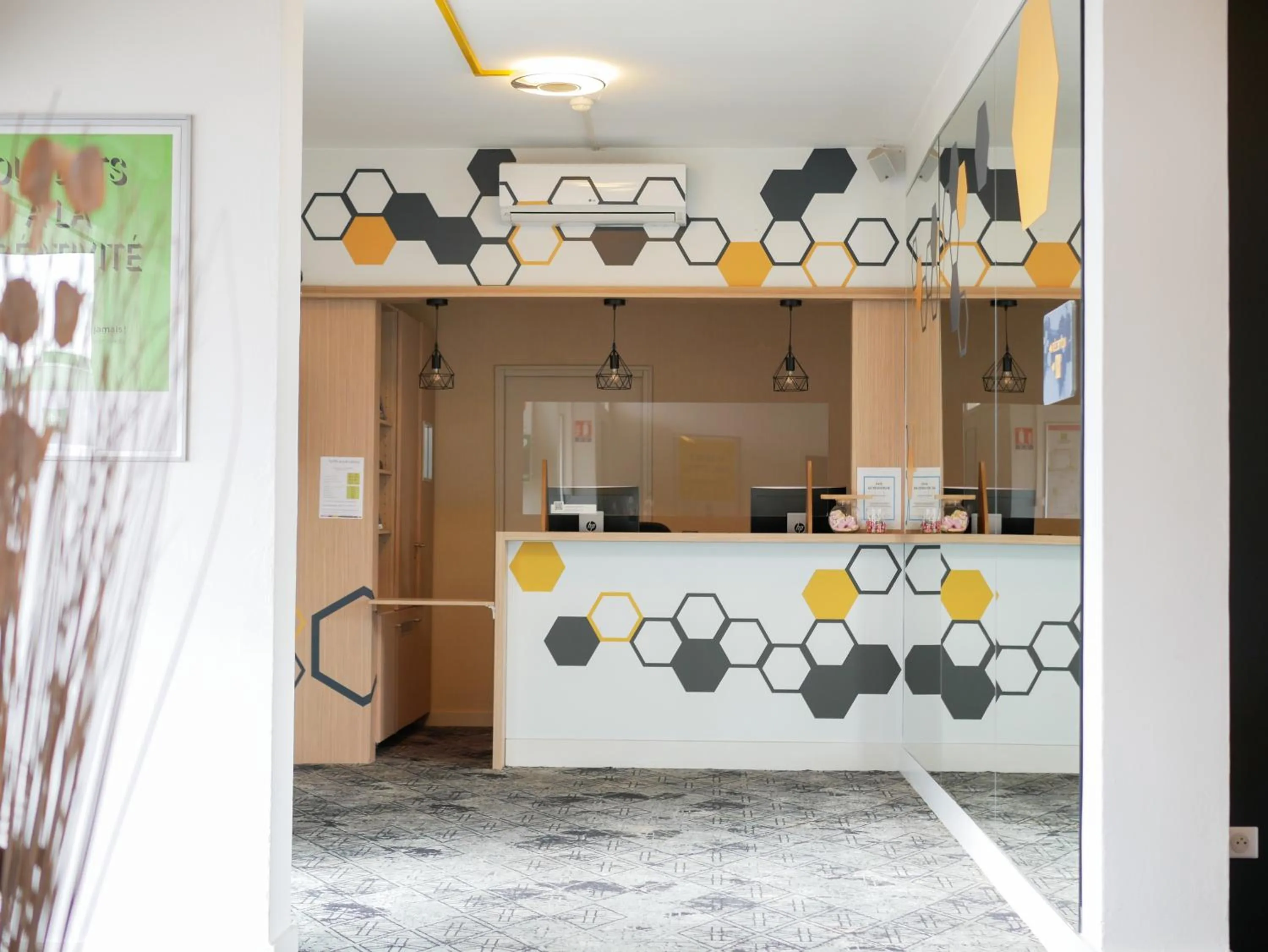 Lobby or reception in ibis Styles Poitiers Nord