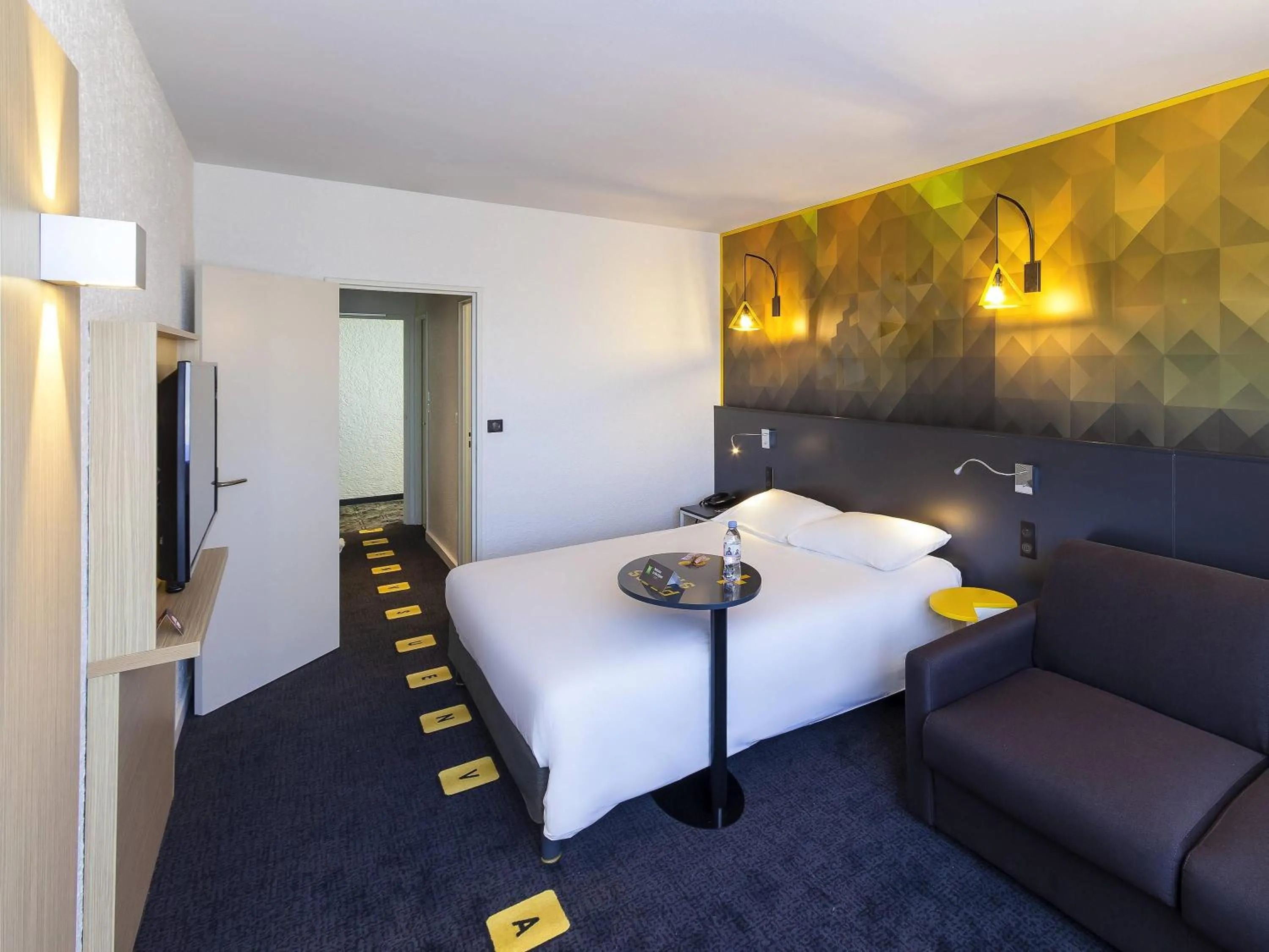 Bedroom, Bed in ibis Styles Poitiers Nord