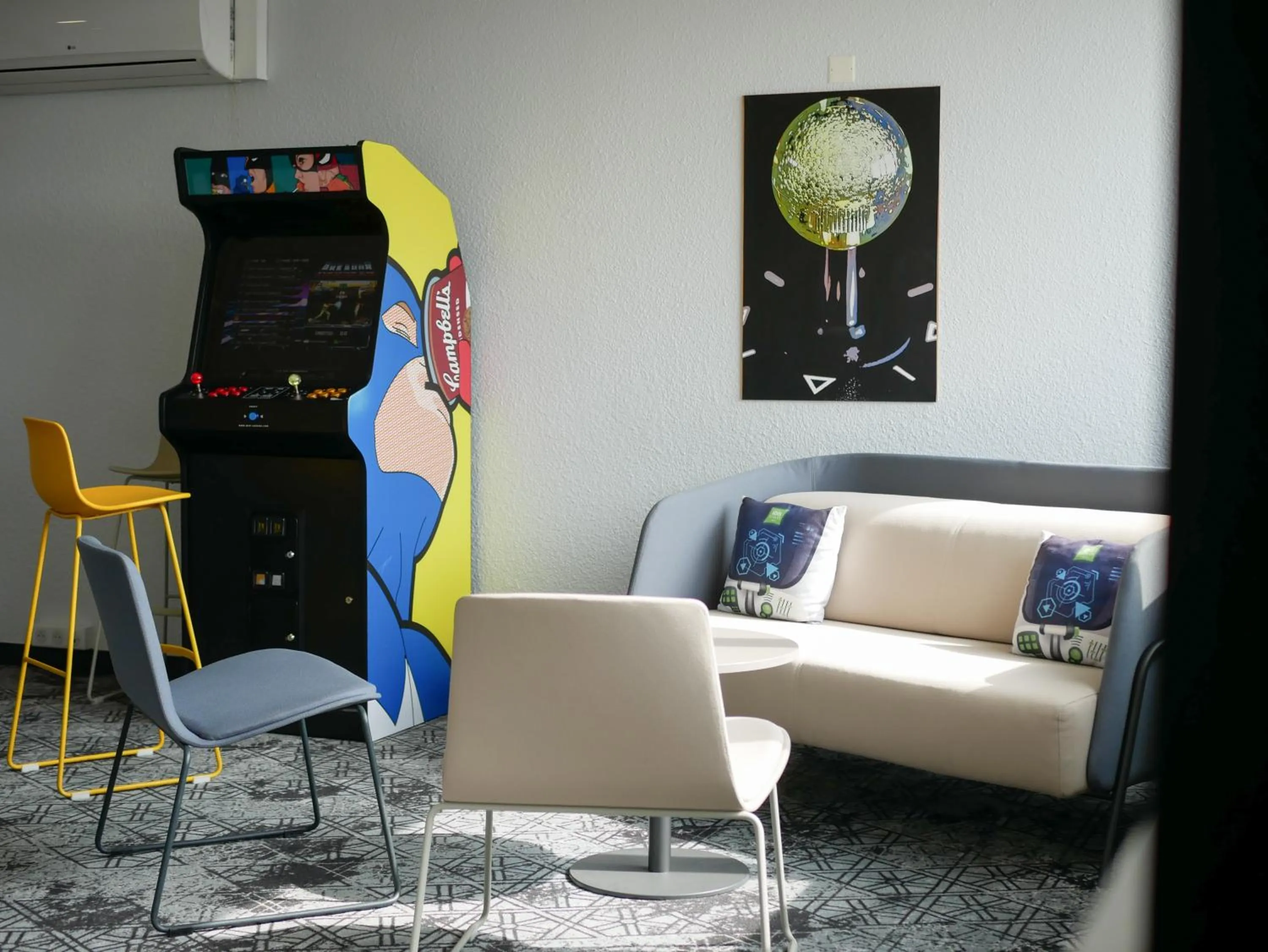 Communal lounge/ TV room in ibis Styles Poitiers Nord