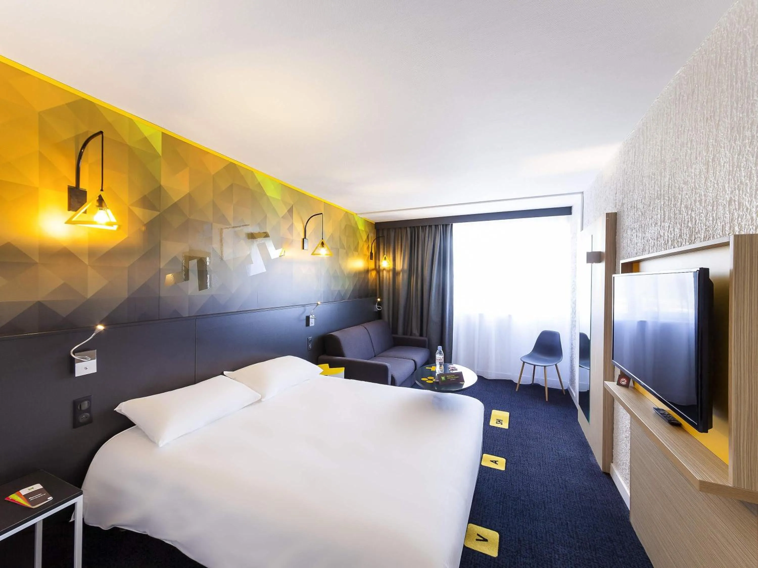 Bedroom, Bed in ibis Styles Poitiers Nord