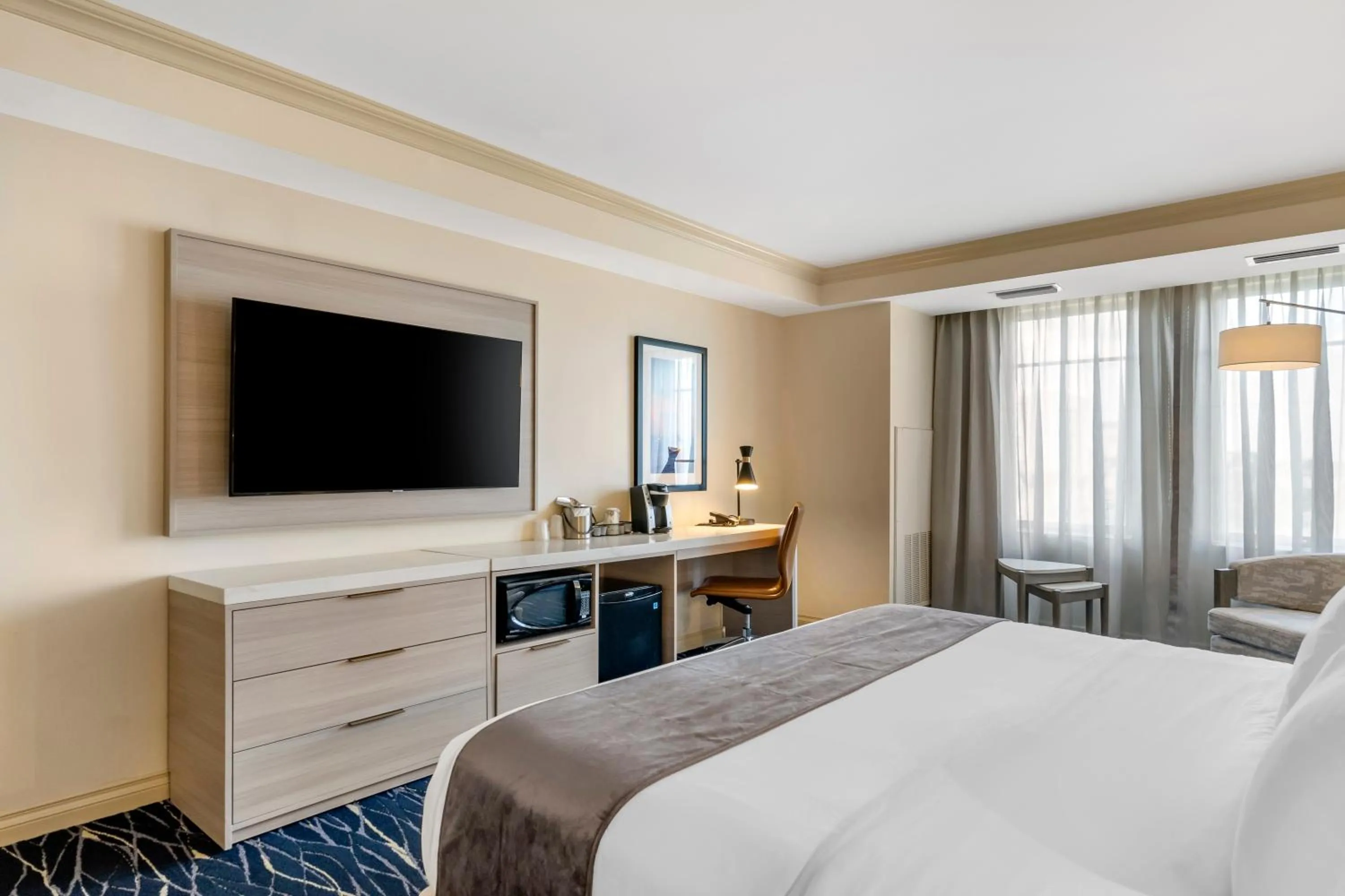 Bed in Wyvern Hotel, an Ascend Collection Hotel