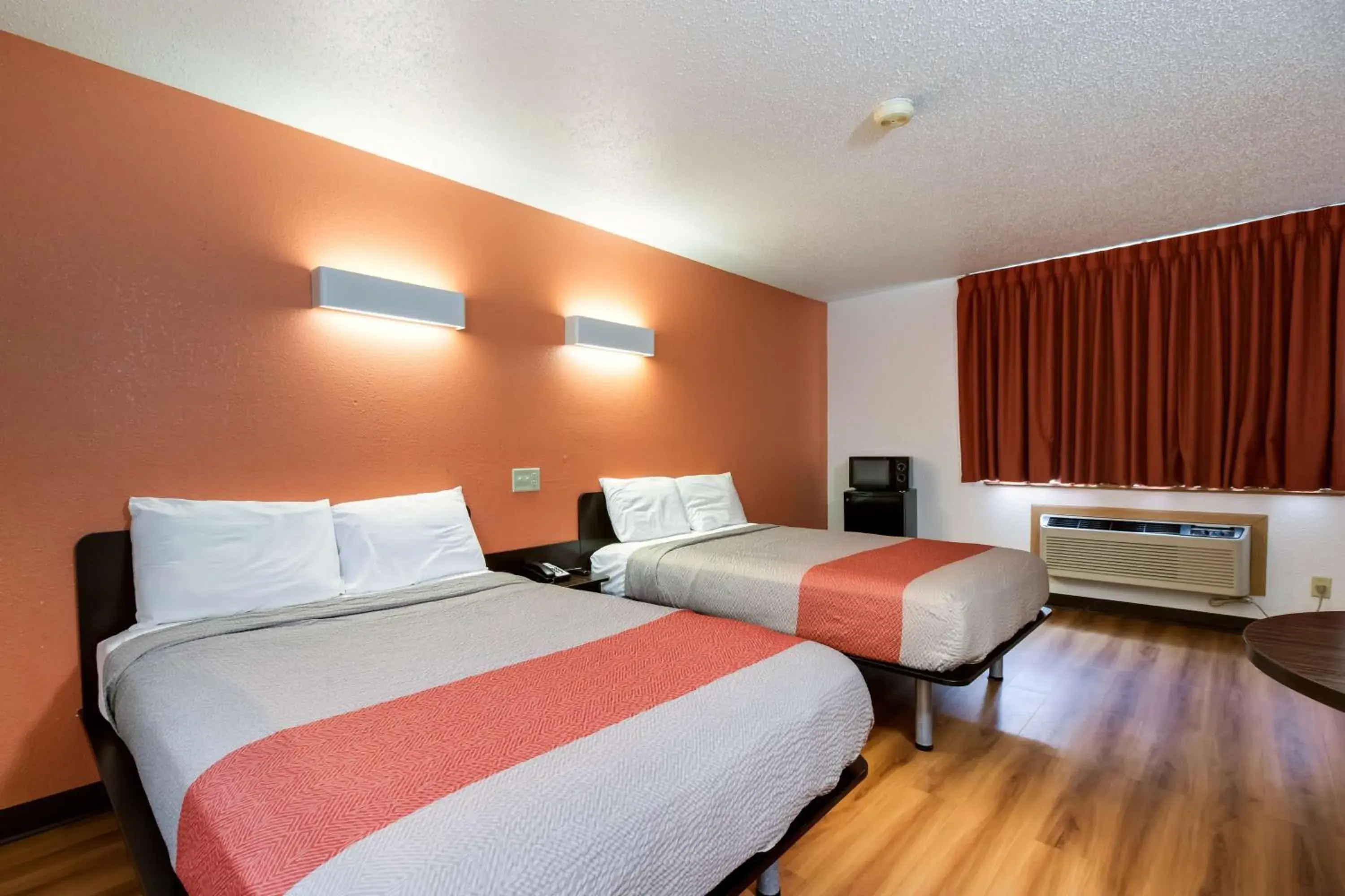 Quadruple Room - Non-Smoking in Motel 6-Davenport, IA Quadruple Room - Non-Smoking in Motel 6-Davenport, IA