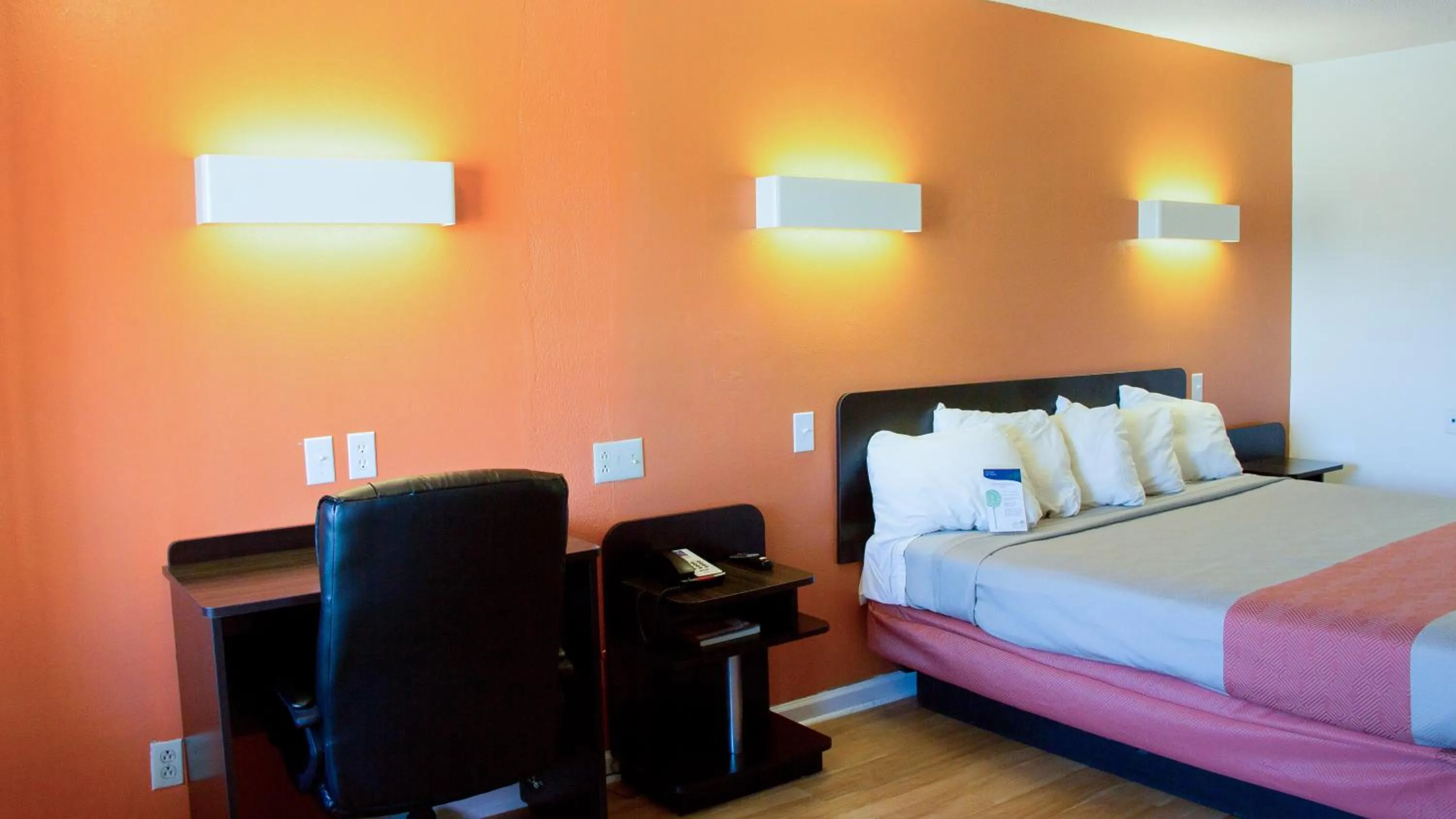 Bedroom, Bed in Motel 6-Cookeville, TN