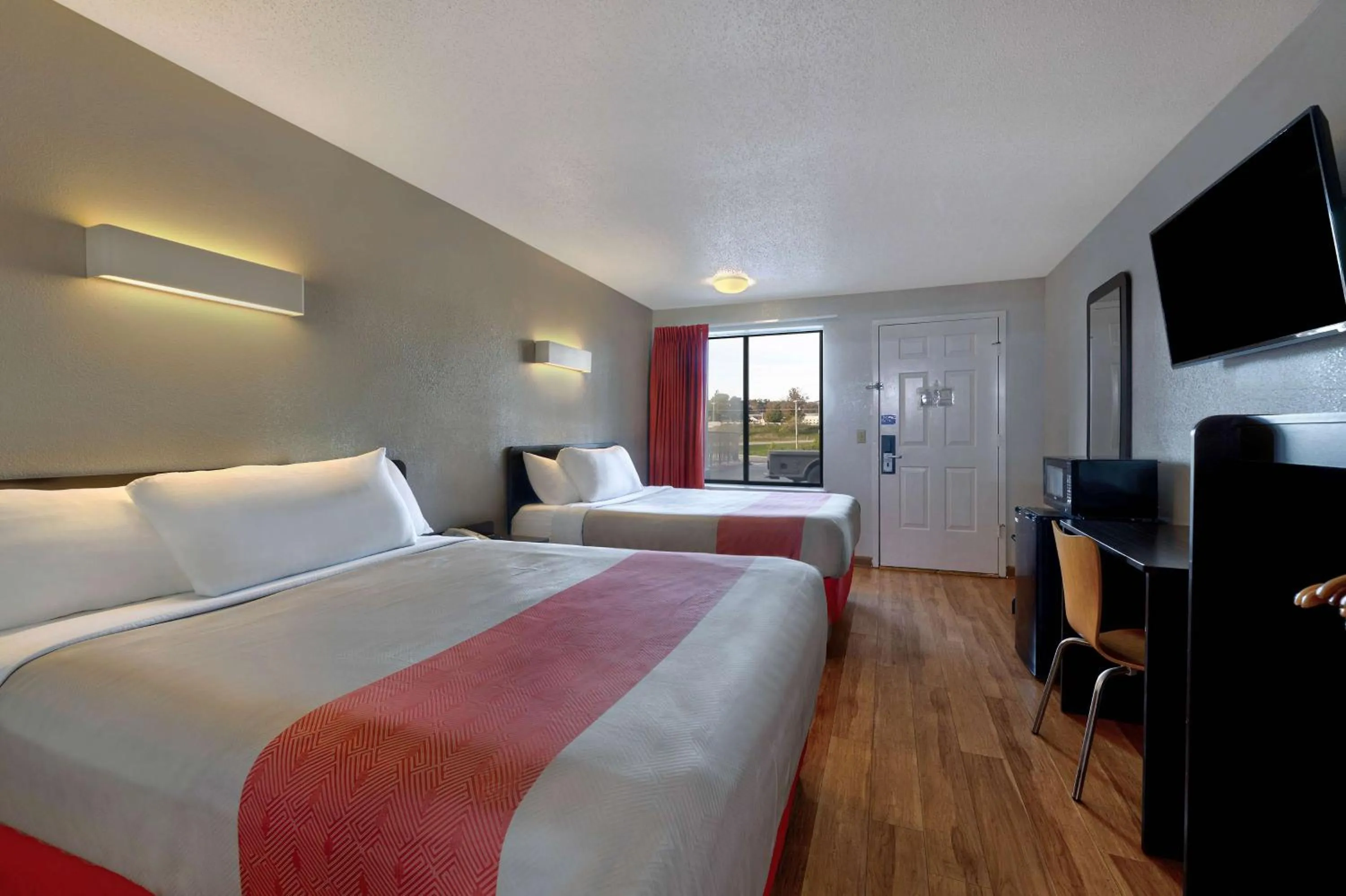 Photo of the whole room, Bed in Motel 6-Cookeville, TN