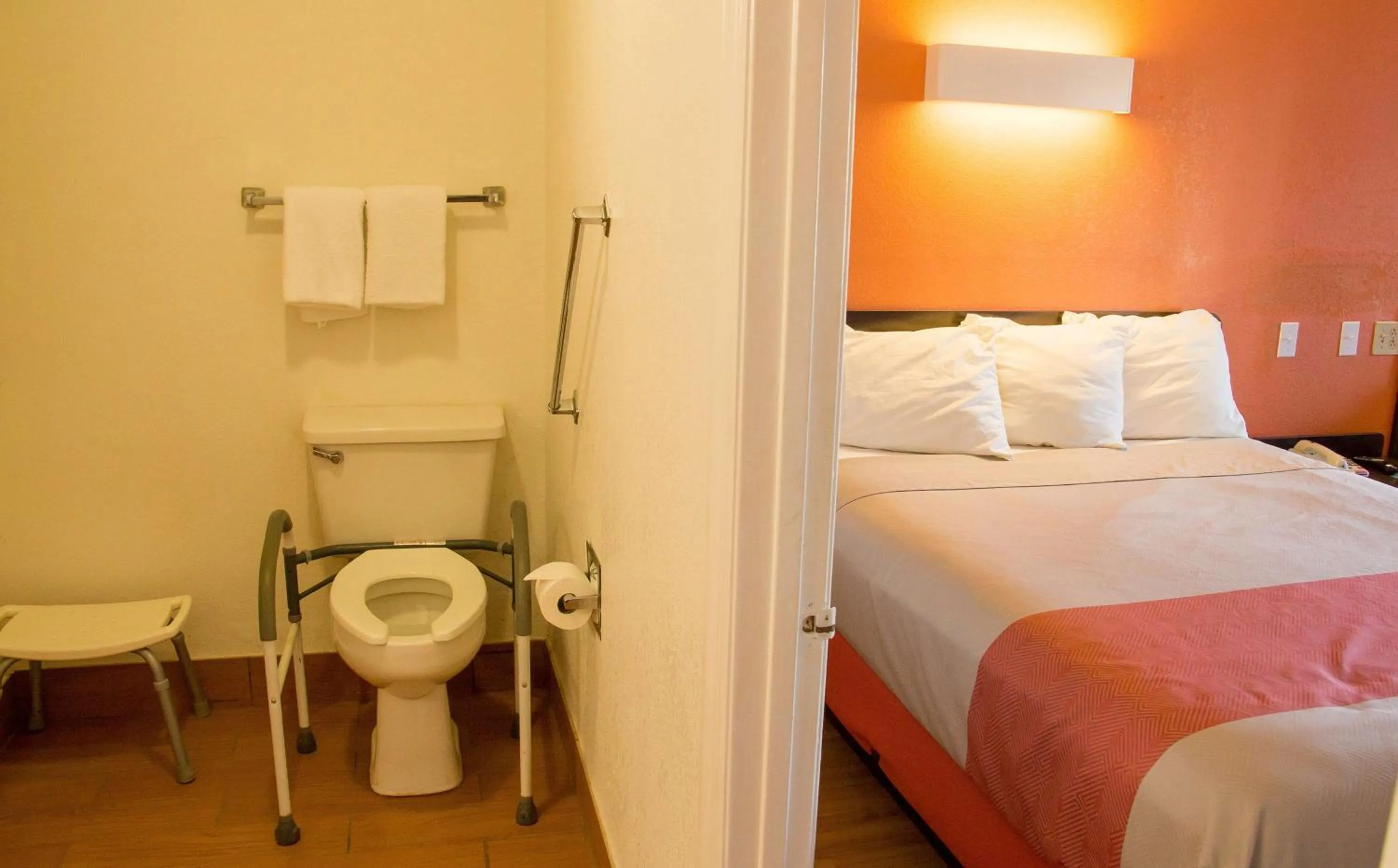 Photo of the whole room, Bed in Motel 6-Cookeville, TN