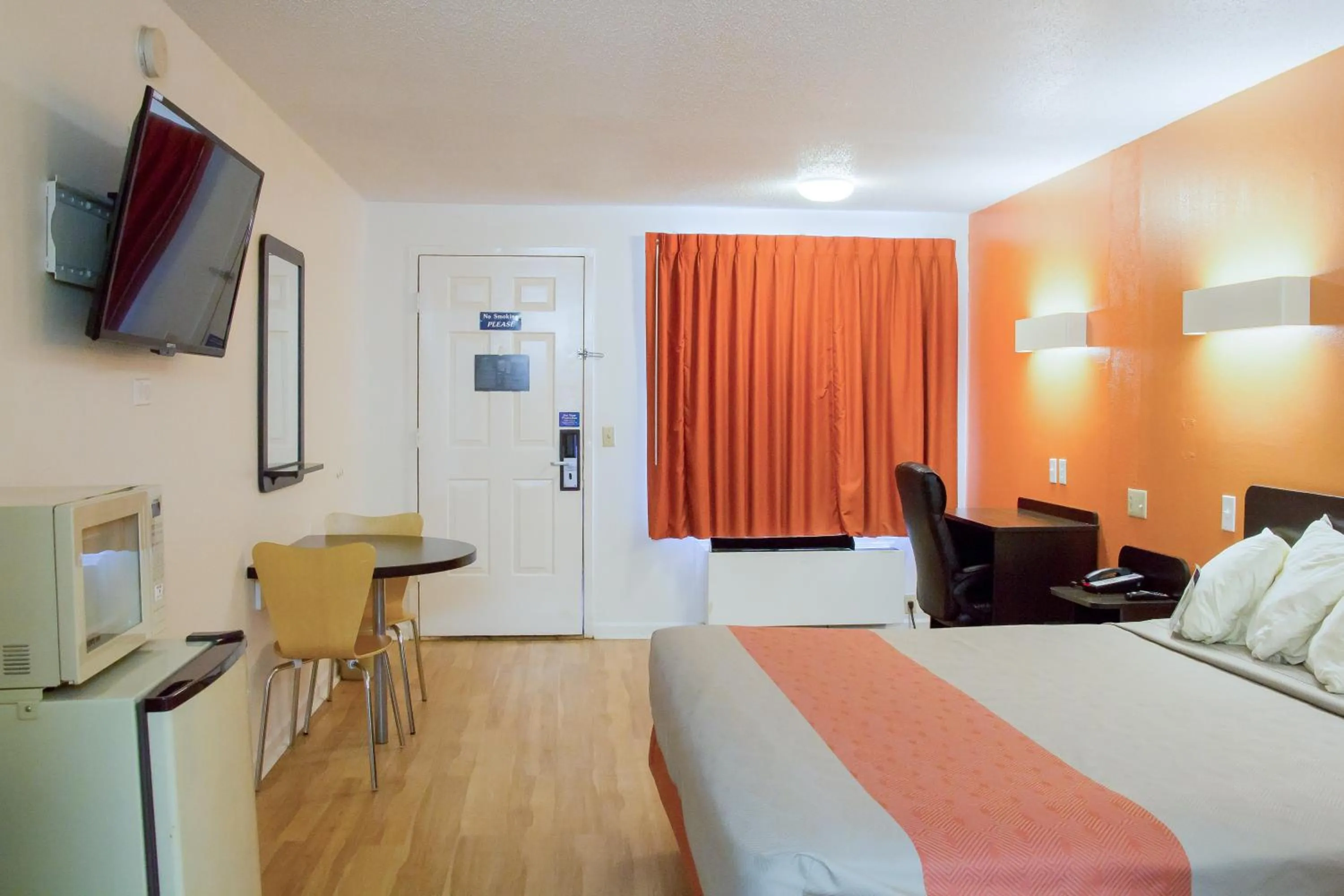 Bedroom, Bed in Motel 6-Cookeville, TN