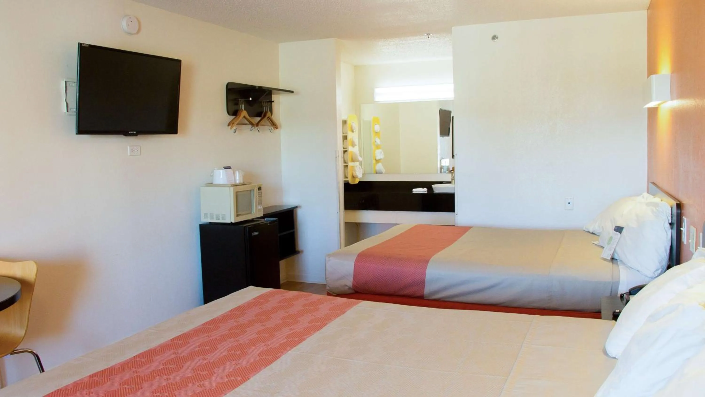 TV and multimedia, Bed in Motel 6-Cookeville, TN