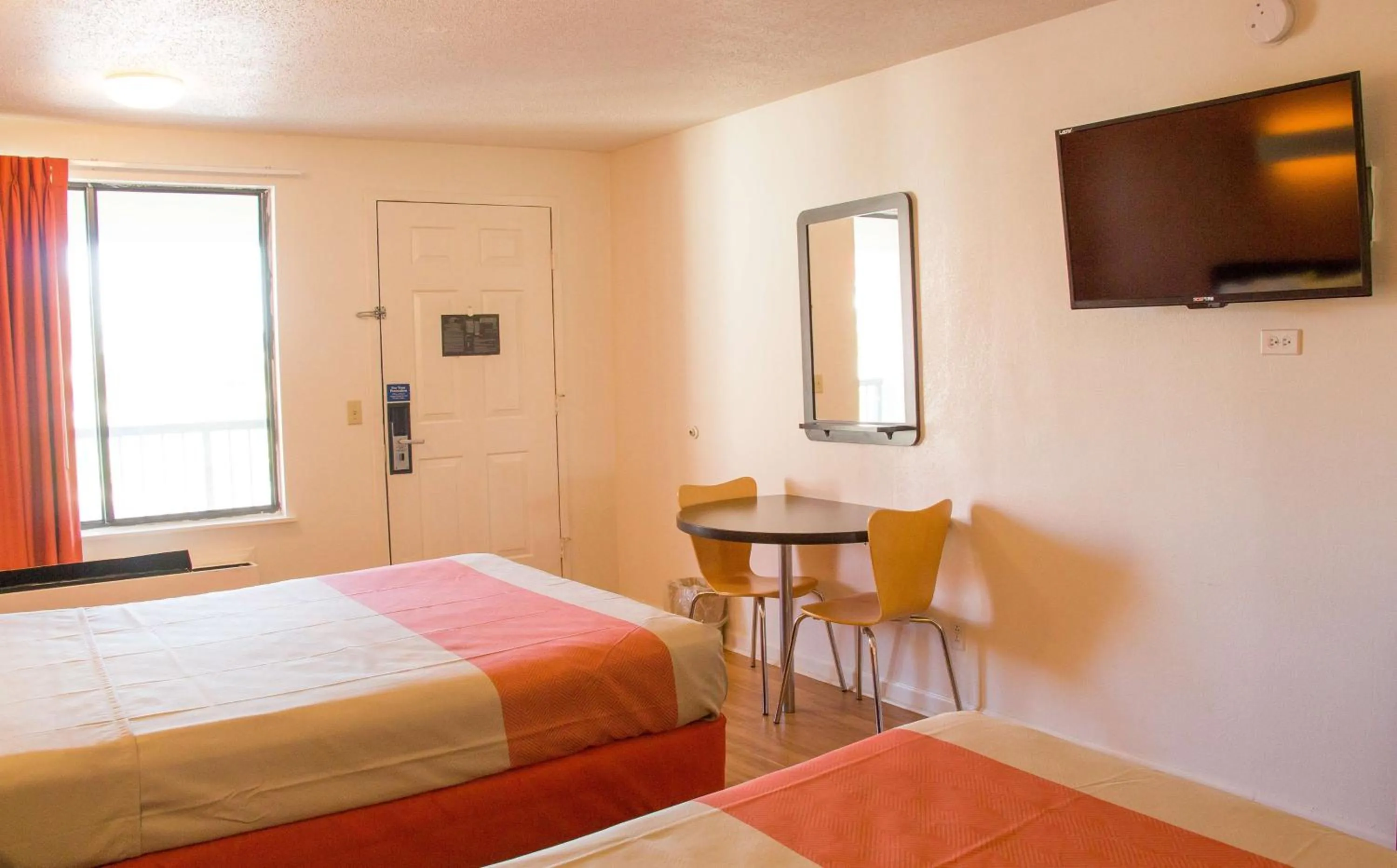 TV and multimedia, Bed in Motel 6-Cookeville, TN