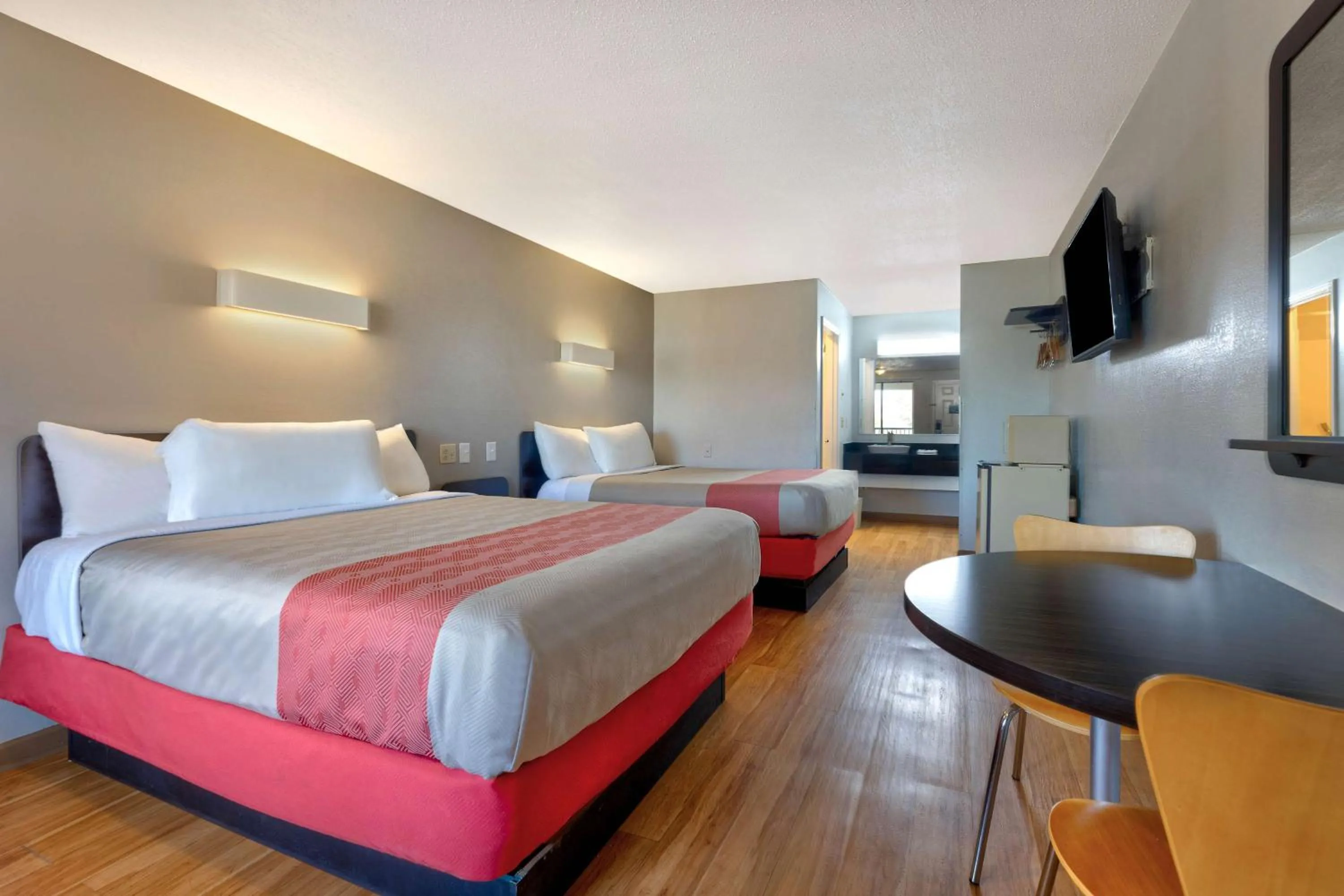 Photo of the whole room, Bed in Motel 6-Cookeville, TN