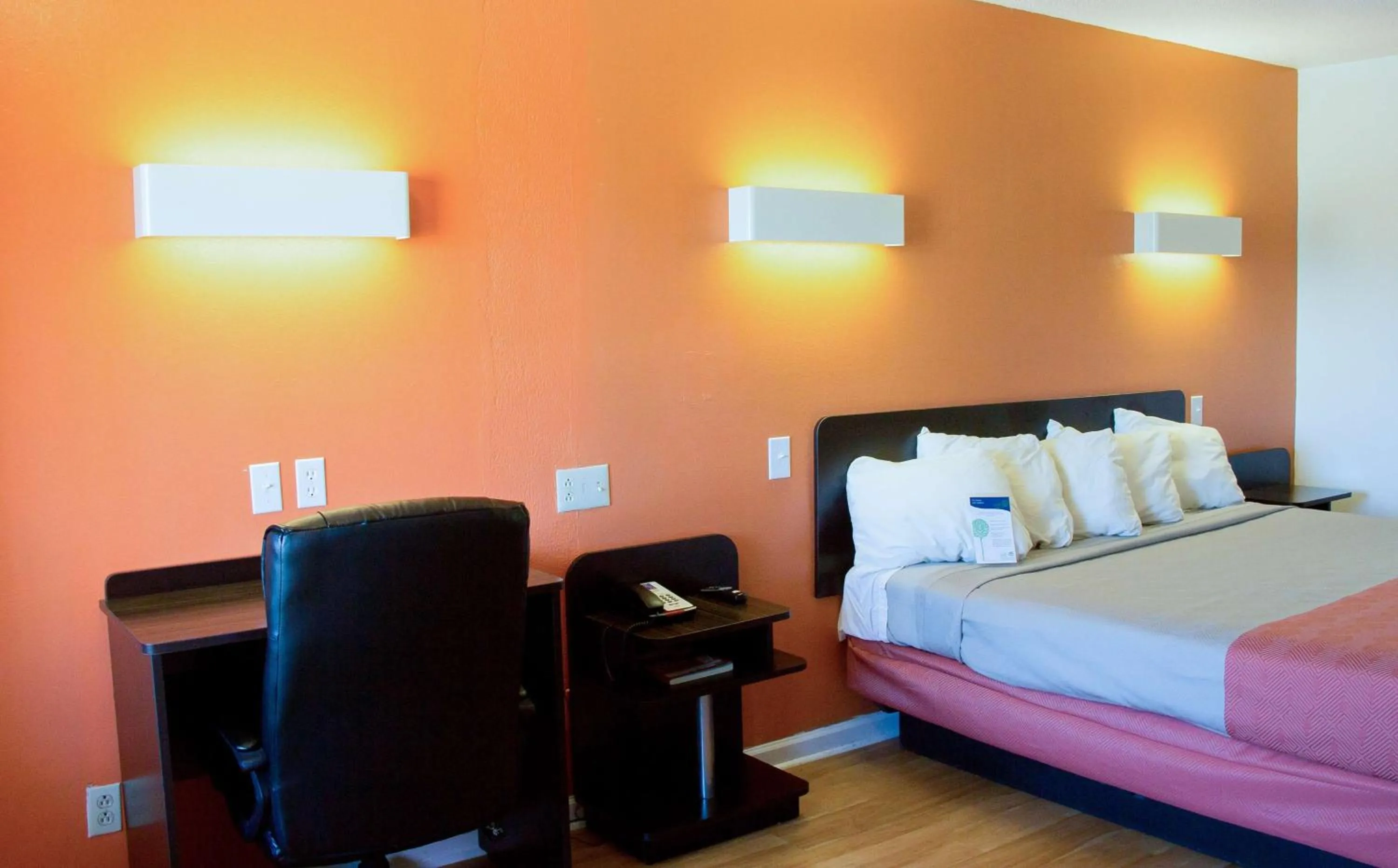 Photo of the whole room, Bed in Motel 6-Cookeville, TN