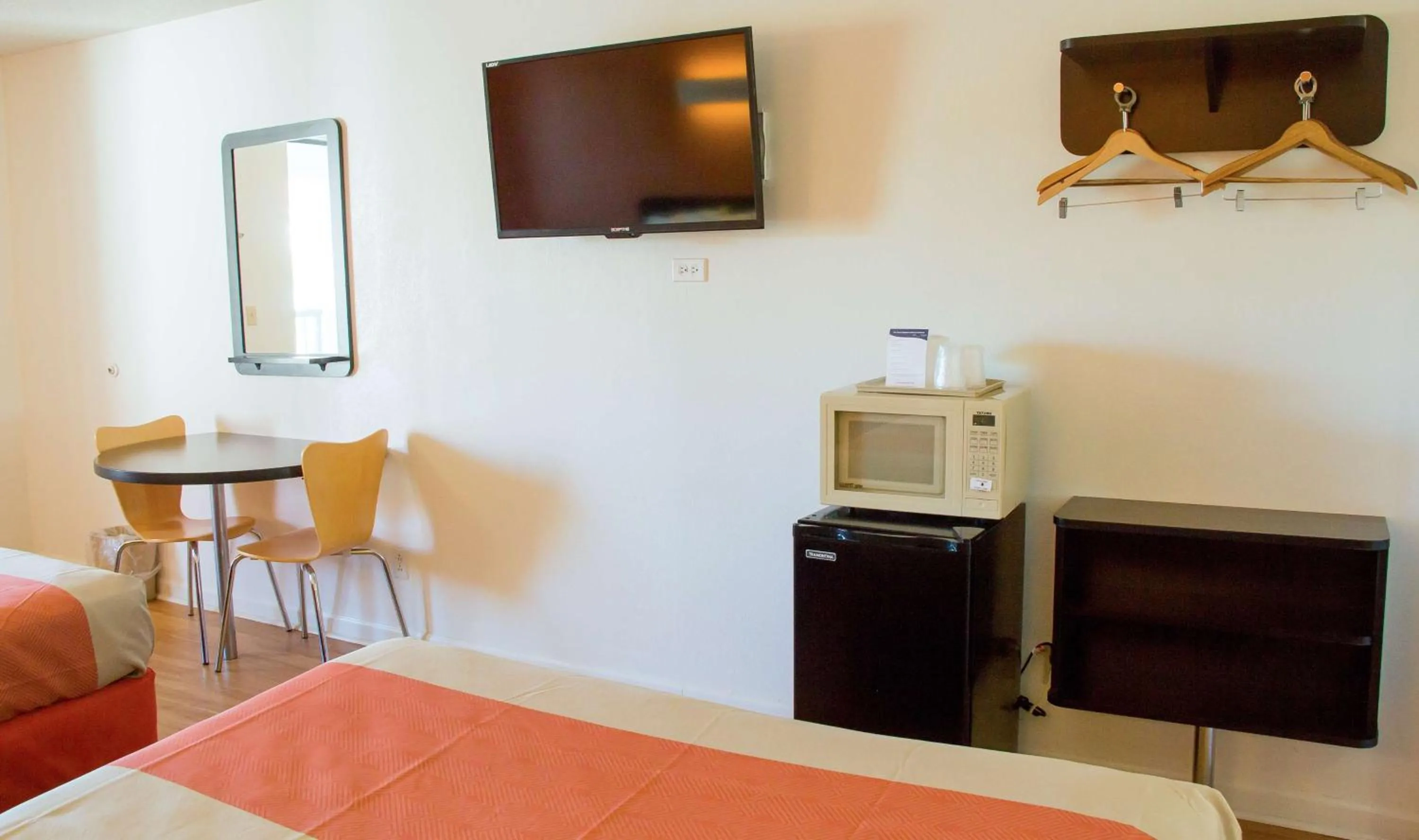 TV and multimedia, Bed in Motel 6-Cookeville, TN
