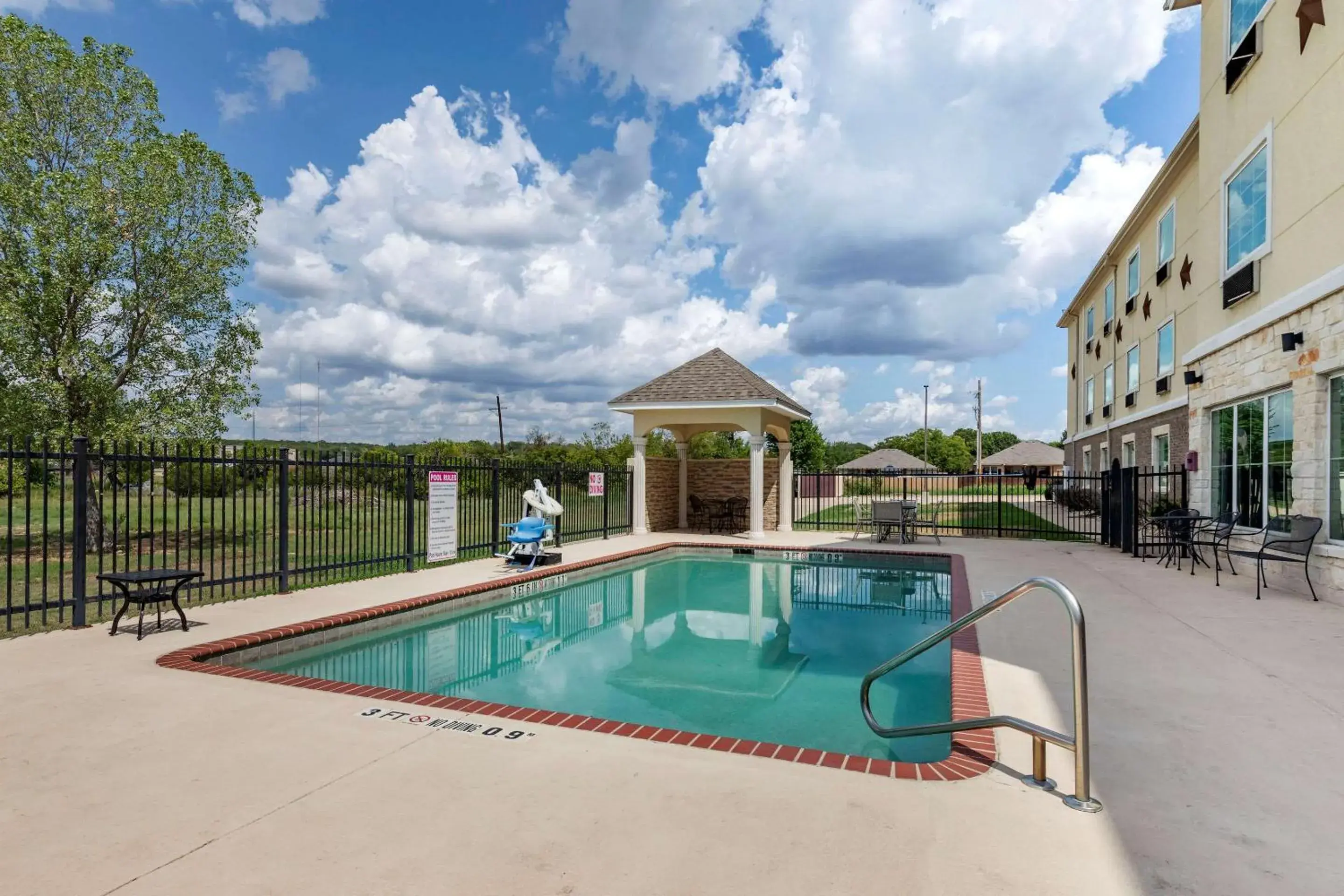 Swimming pool in Comfort Inn & Suites Gatesville Swimming pool in Comfort Inn & Suites Gatesville