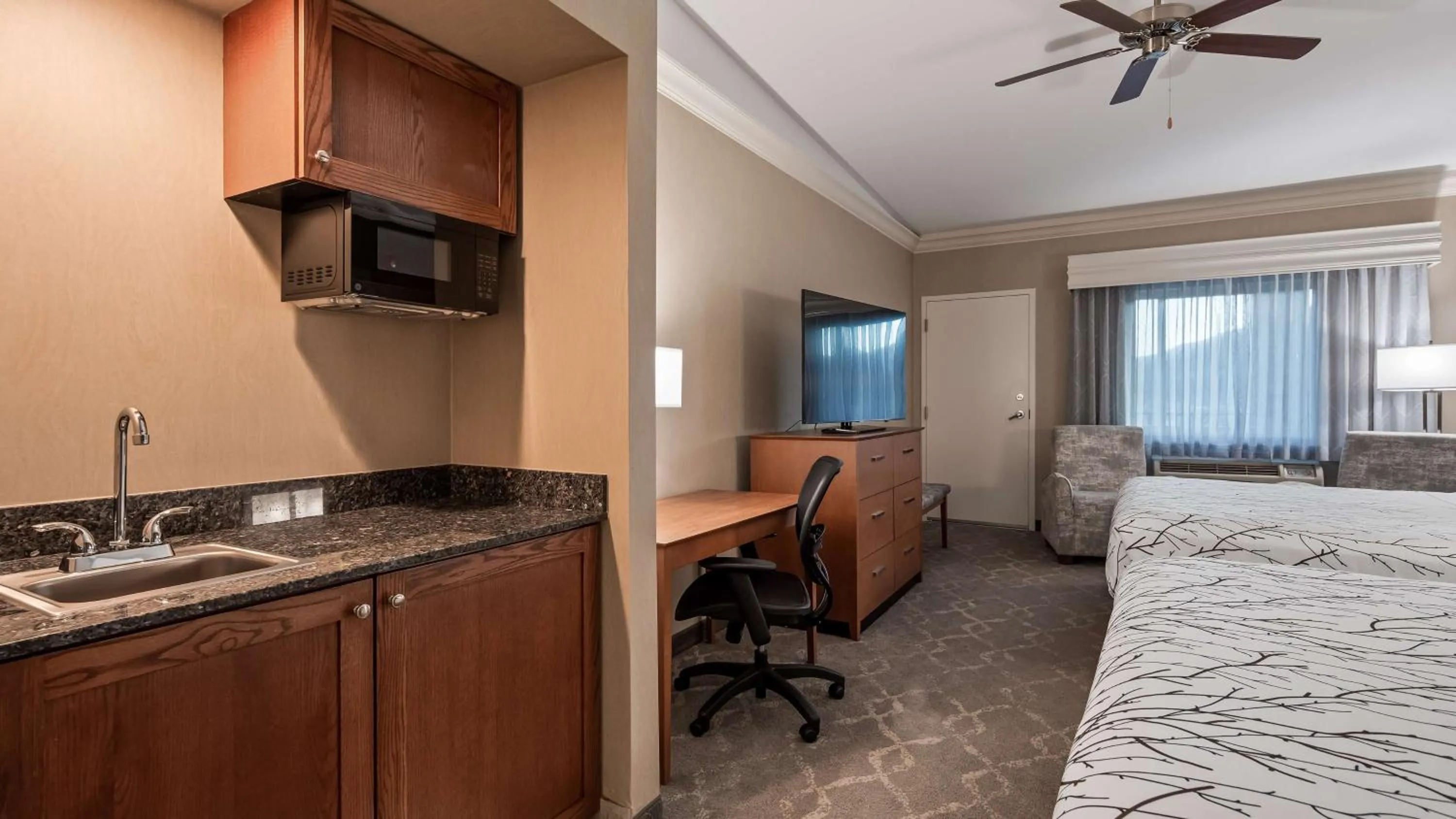 Photo of the whole room, Bed in Best Western Plus Silver Saddle Inn