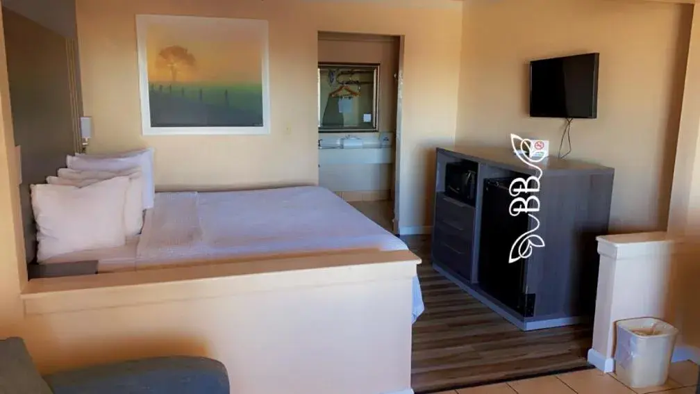 View (from property/room), Bed in Days Inn & Suites by Wyndham Braunig Lake View (from property/room), Bed in Days Inn & Suites by Wyndham Braunig Lake