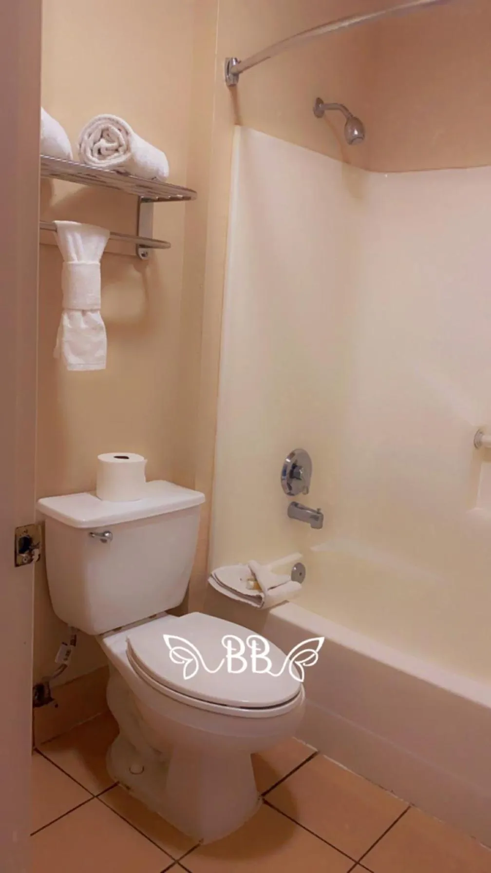 Bathroom in Days Inn & Suites by Wyndham Braunig Lake