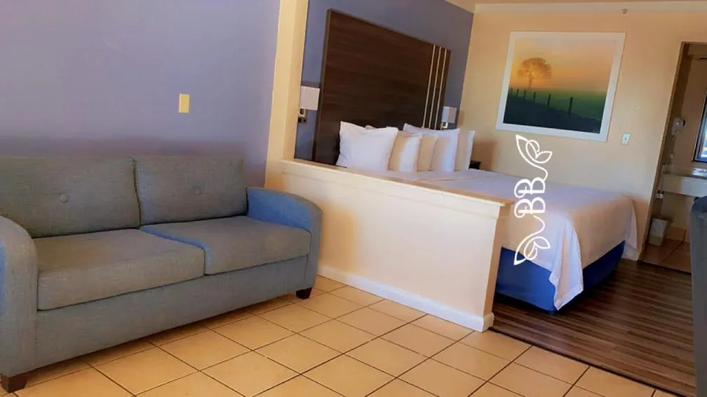 View (from property/room), Bed in Days Inn & Suites by Wyndham Braunig Lake